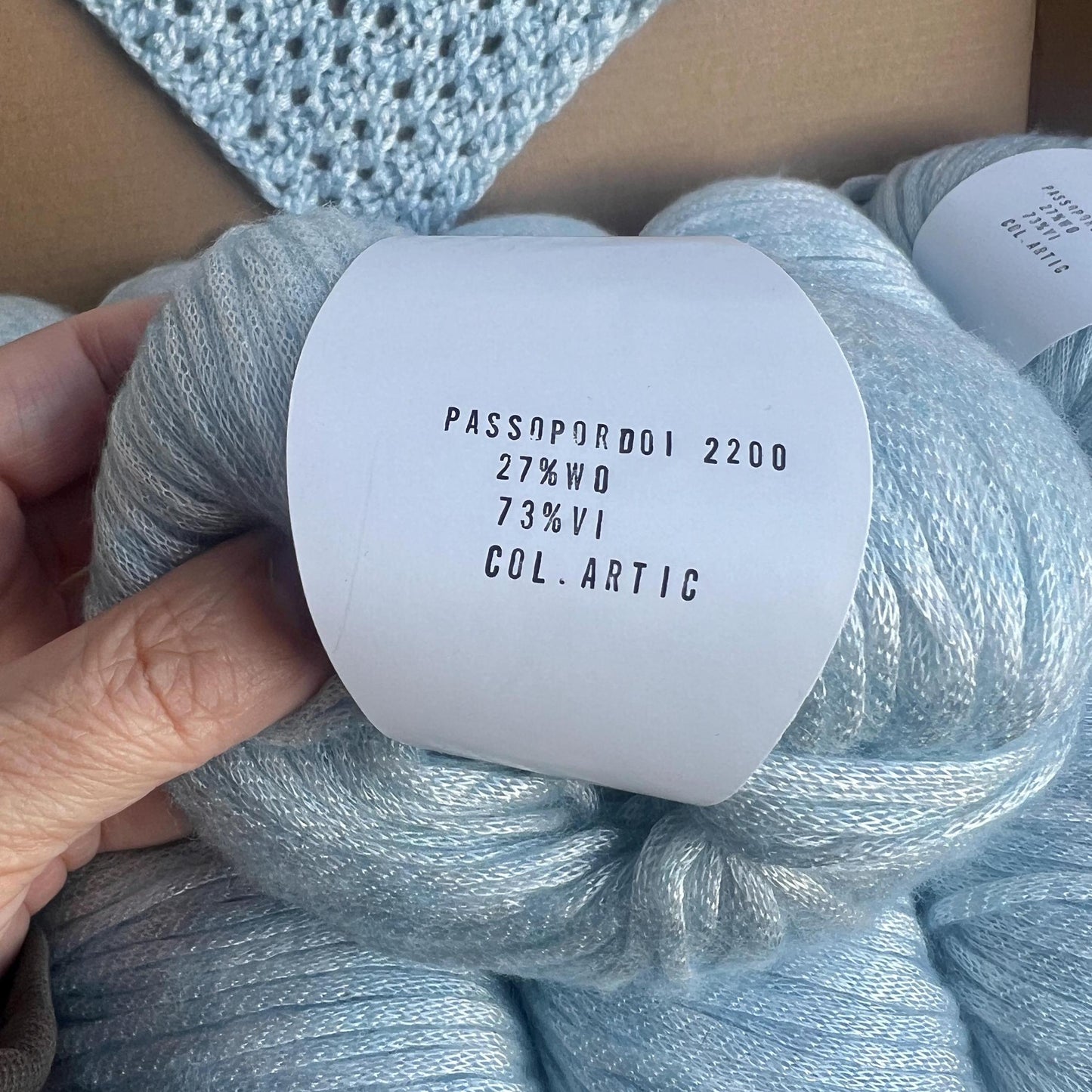 Color Artic, 73% Viscosa yarn,27% Merino Wool yarn, 50gr. Per Bowl