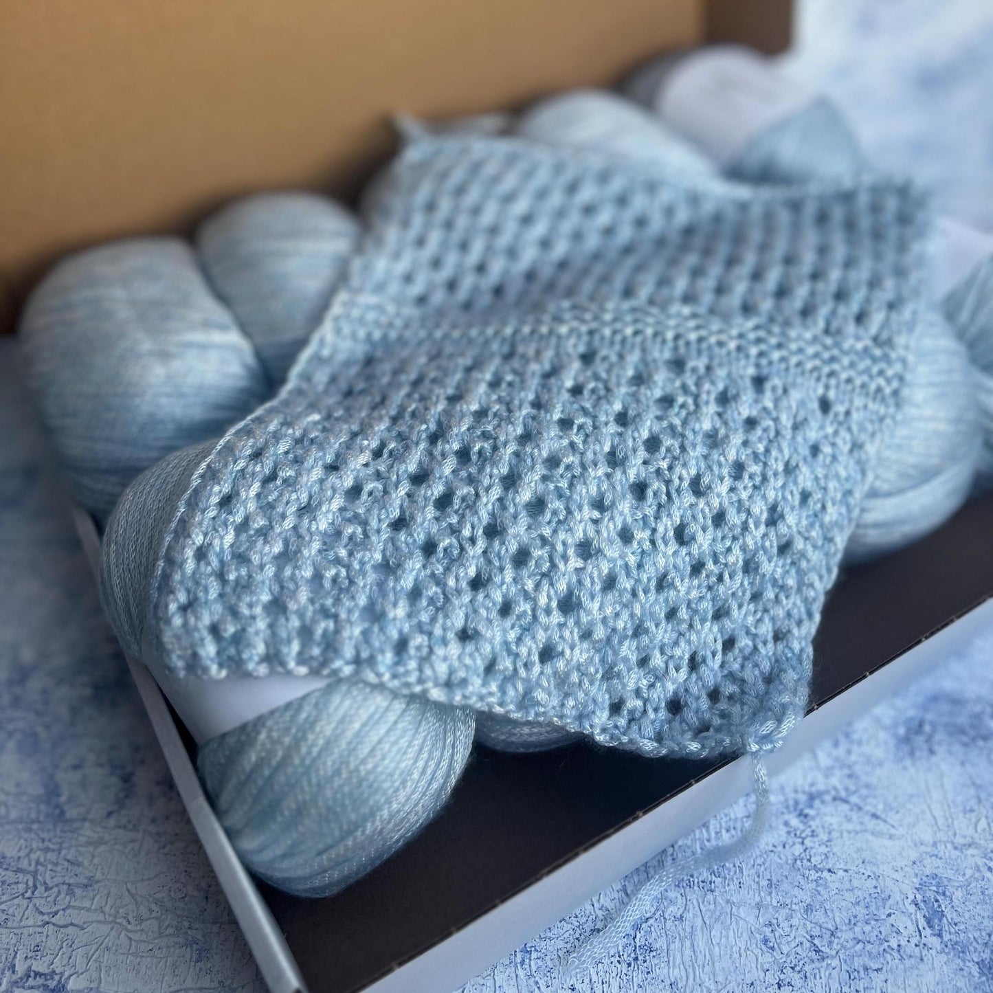 Color Artic, 73% Viscosa yarn,27% Merino Wool yarn, 50gr. Per Bowl