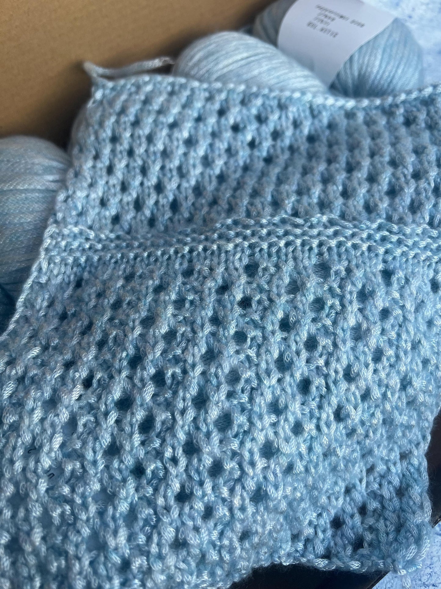 Color Artic, 73% Viscosa yarn,27% Merino Wool yarn, 50gr. Per Bowl