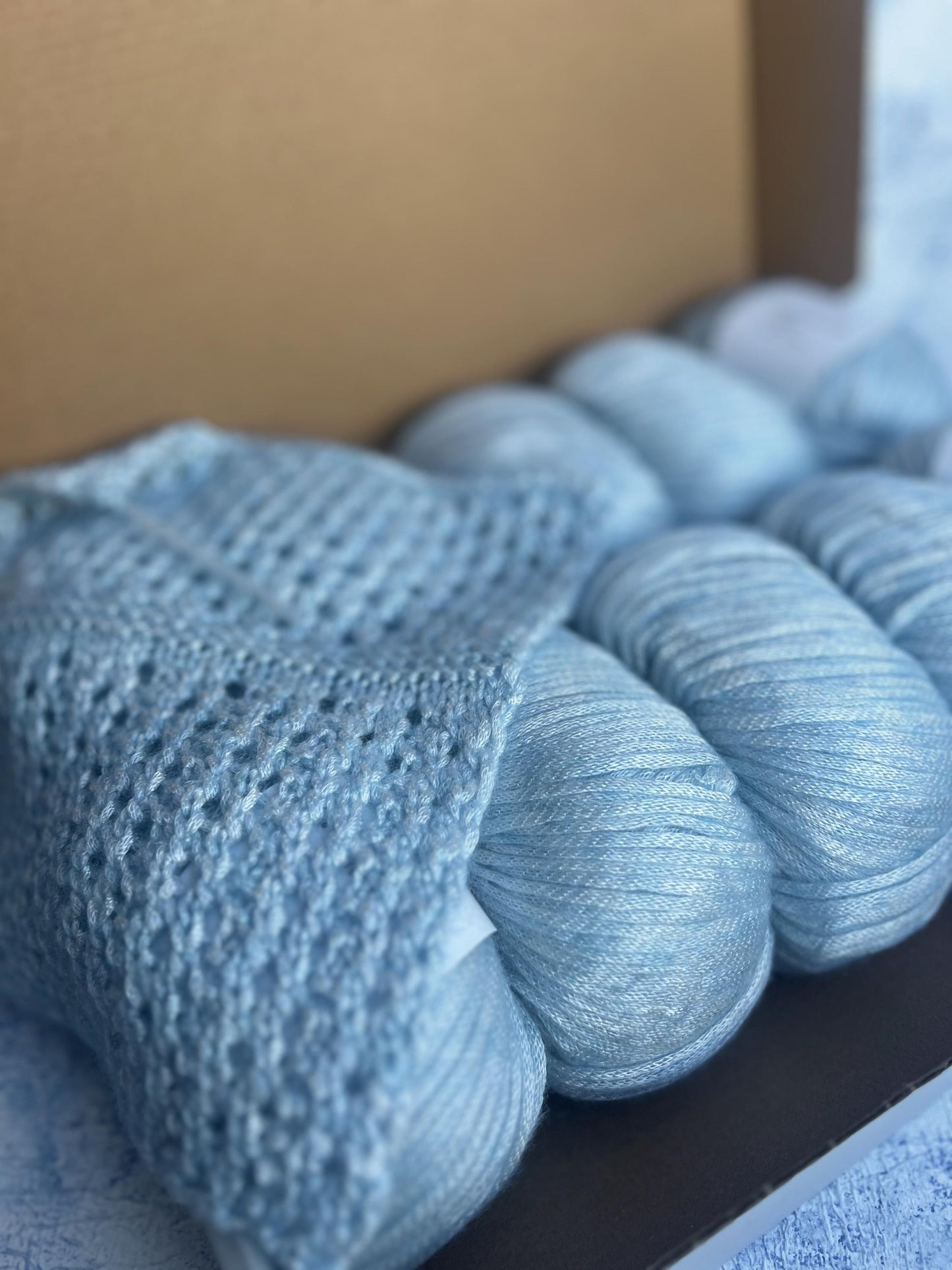 Color Artic, 73% Viscosa yarn,27% Merino Wool yarn, 50gr. Per Bowl