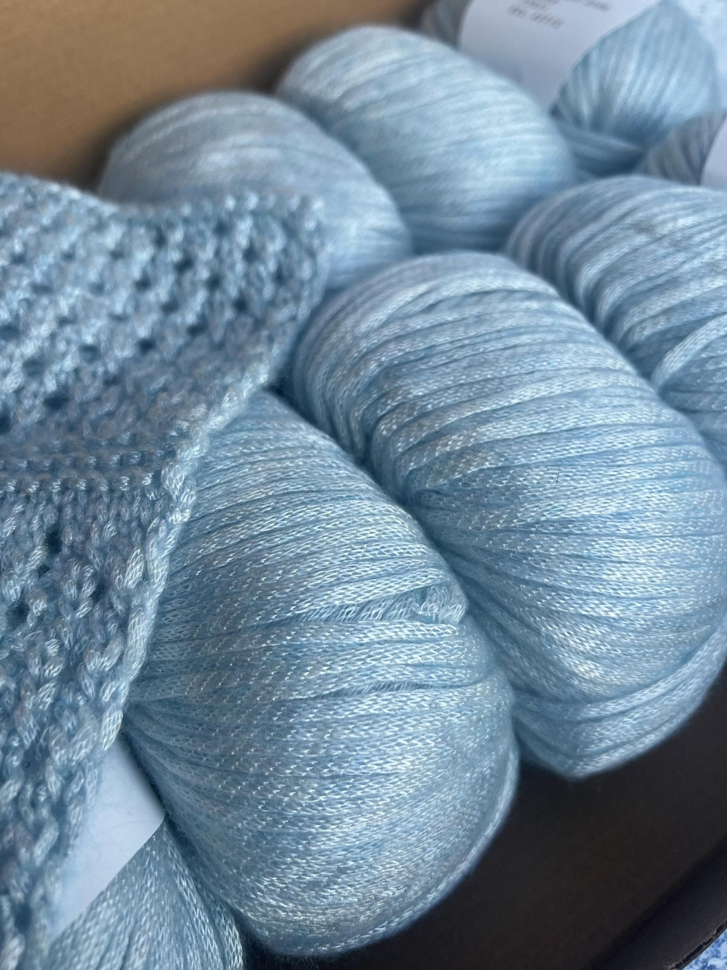 Color Artic, 73% Viscosa yarn,27% Merino Wool yarn, 50gr. Per Bowl