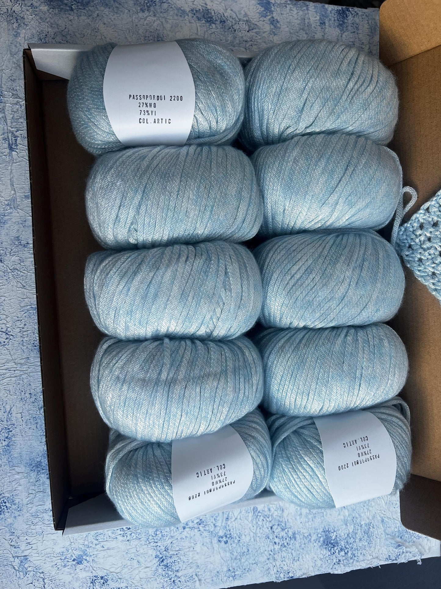 Color Artic, 73% Viscosa yarn,27% Merino Wool yarn, 50gr. Per Bowl