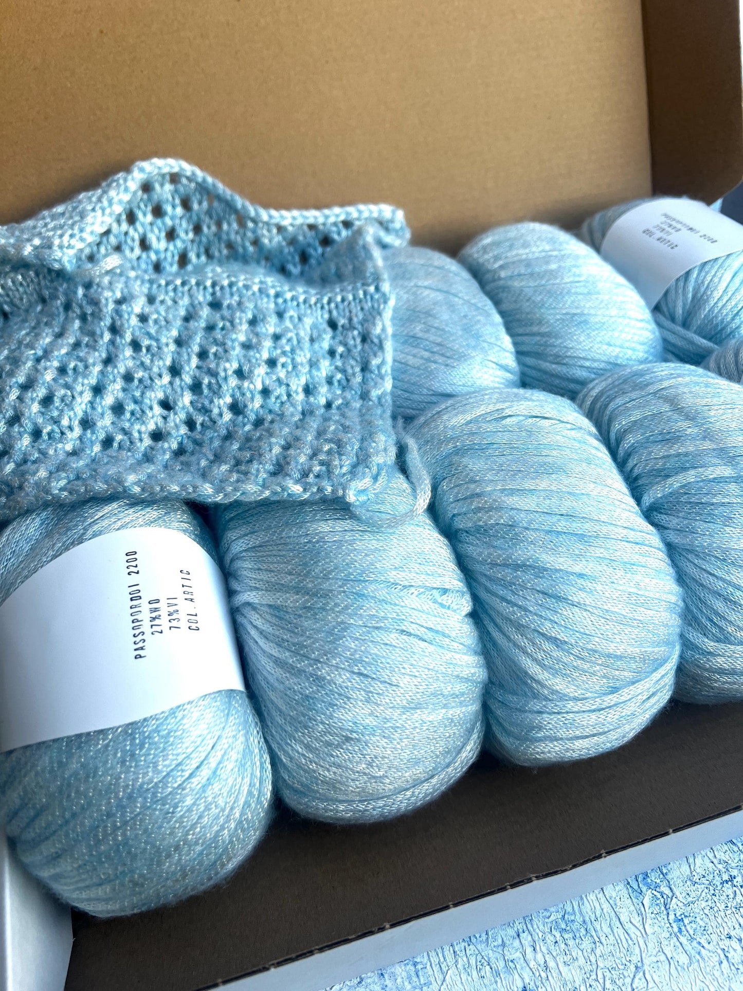 Color Artic, 73% Viscosa yarn,27% Merino Wool yarn, 50gr. Per Bowl
