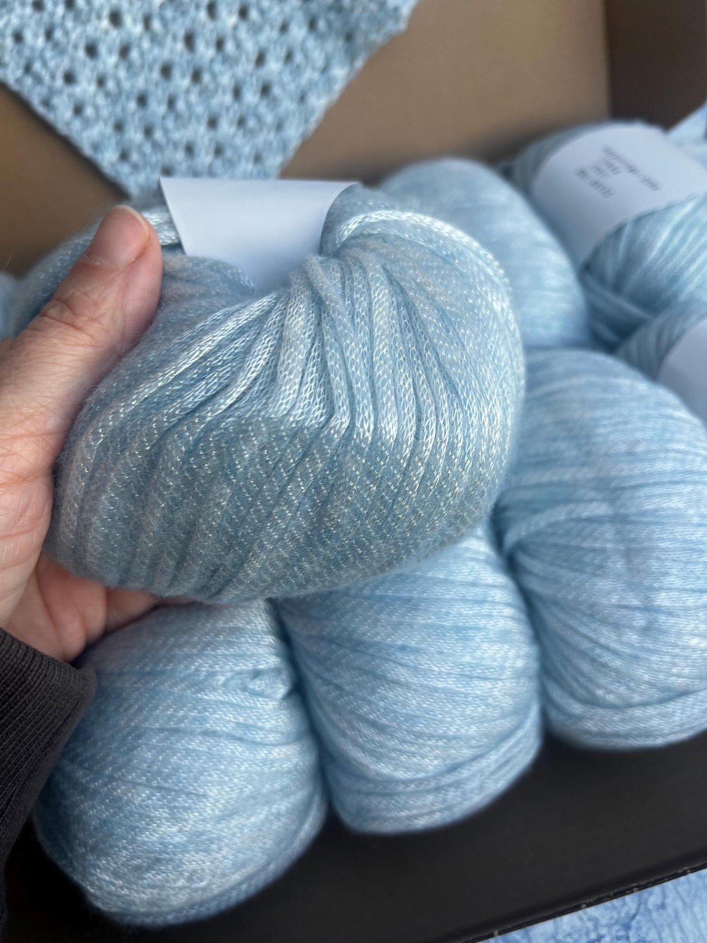 Color Artic, 73% Viscosa yarn,27% Merino Wool yarn, 50gr. Per Bowl