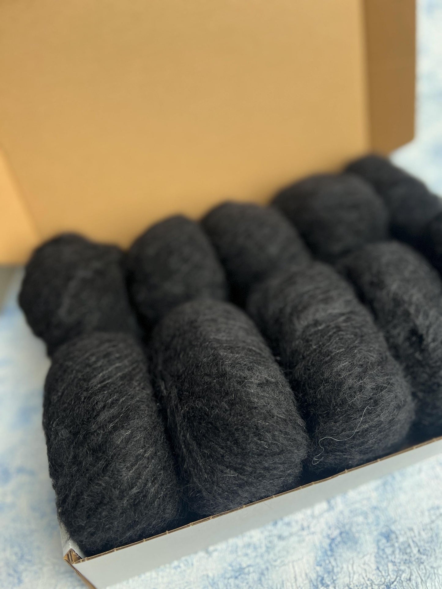 Color Black, 36% Mohair yarn,36% Baby Alpaca yarn, 28% PA. 25gr. Per bowl