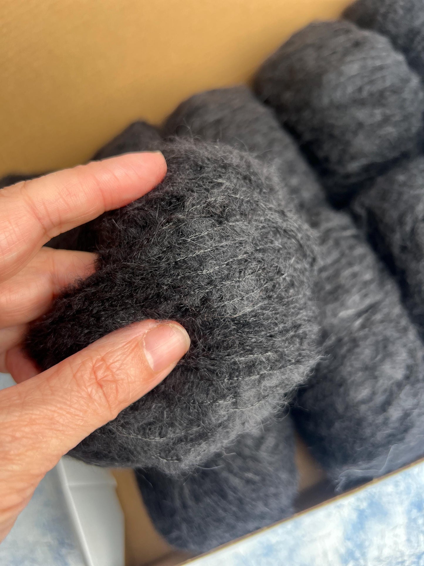 Color Black, 36% Mohair yarn,36% Baby Alpaca yarn, 28% PA. 25gr. Per bowl
