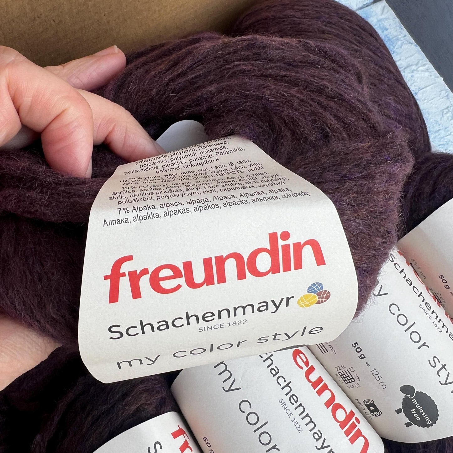 Color Purple, 29% Merino yarn,7% Alpaca, 45% PA, 19% PC. 50gr. Per Bowl