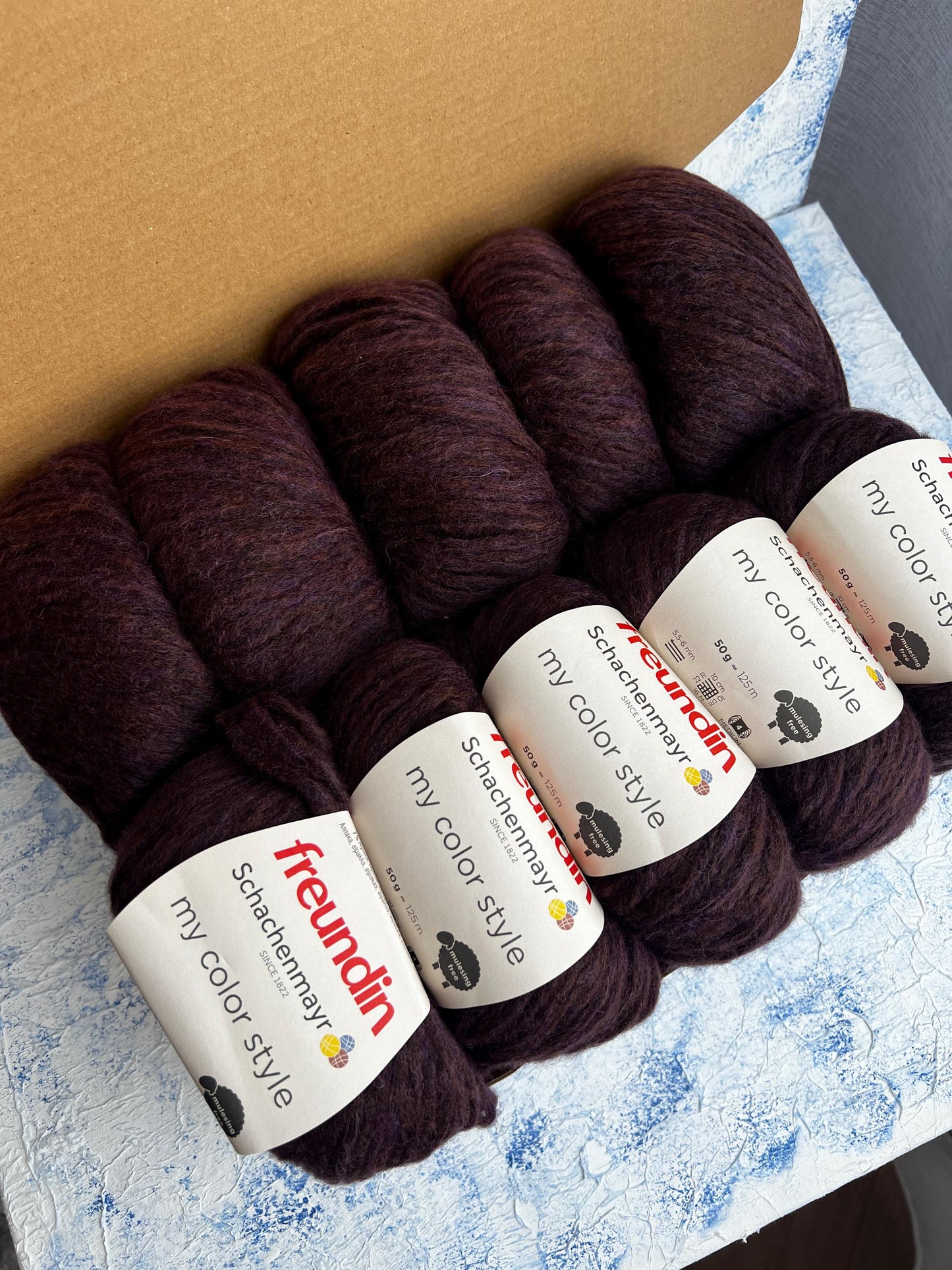 Color Purple, 29% Merino yarn,7% Alpaca, 45% PA, 19% PC. 50gr. Per Bowl