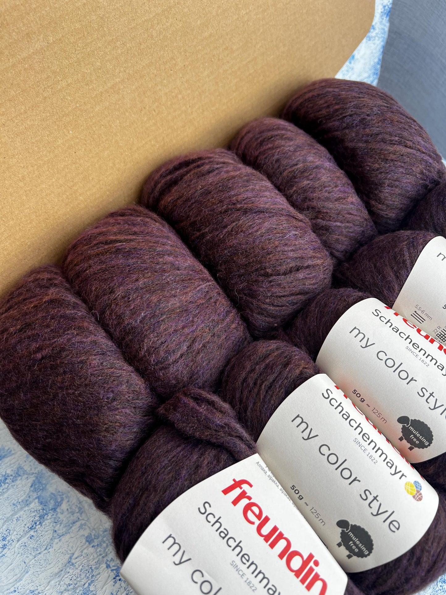 Color Purple, 29% Merino yarn,7% Alpaca, 45% PA, 19% PC. 50gr. Per Bowl