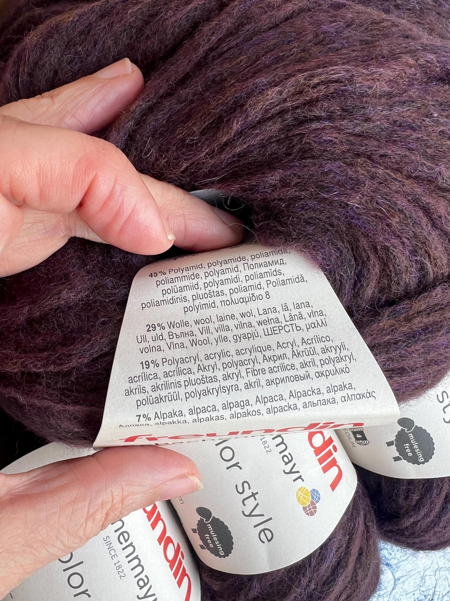 Color Purple, 29% Merino yarn,7% Alpaca, 45% PA, 19% PC. 50gr. Per Bowl