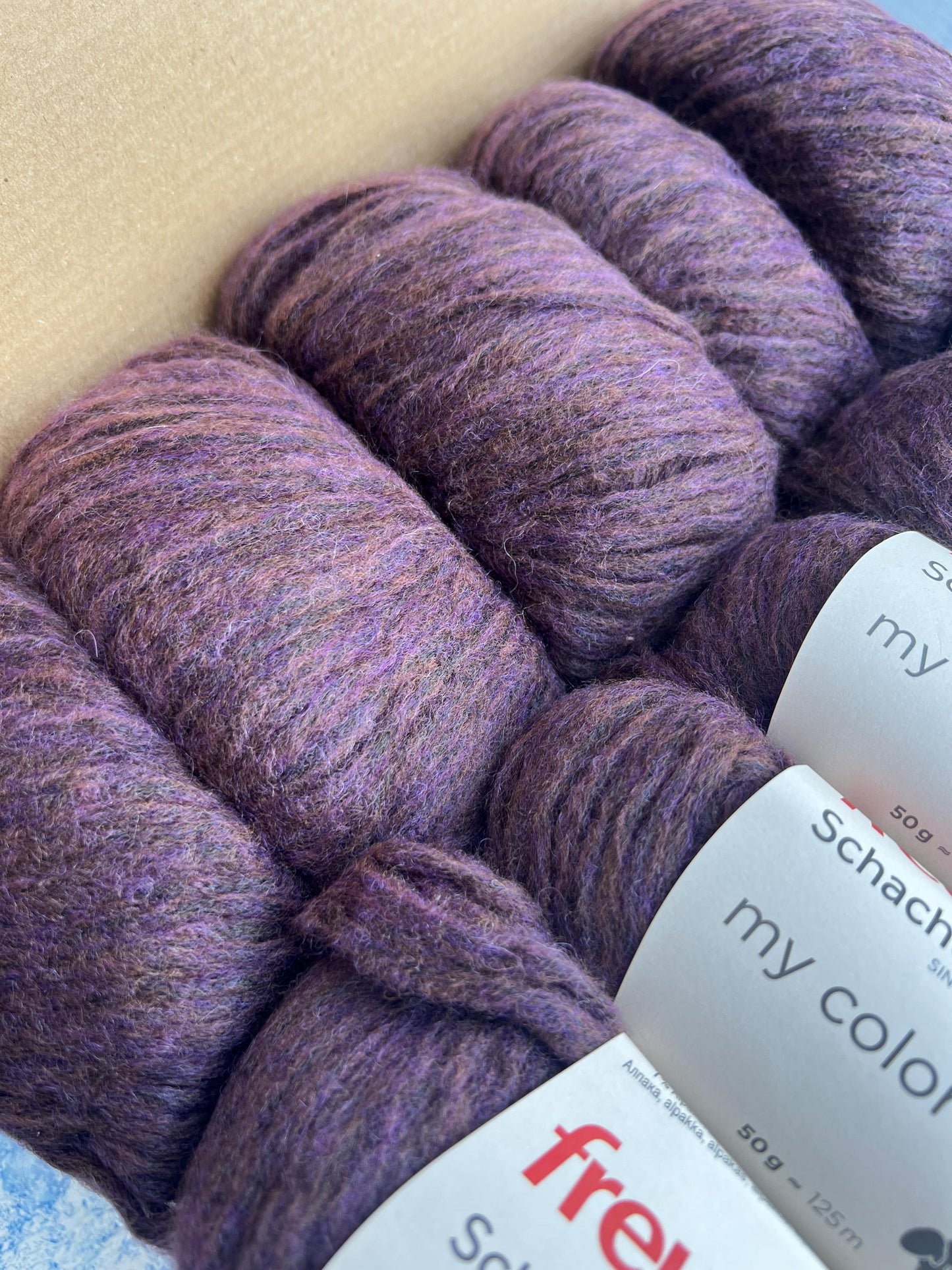 Color Purple, 29% Merino yarn,7% Alpaca, 45% PA, 19% PC. 50gr. Per Bowl