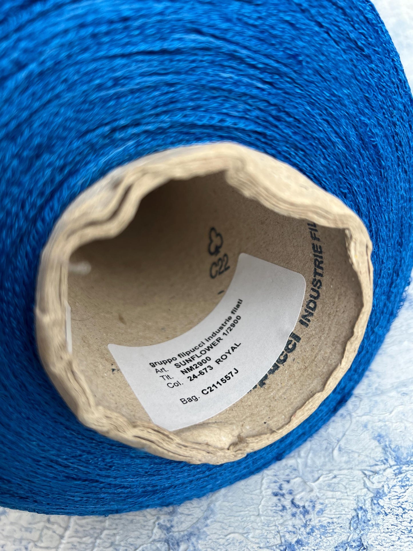 Sunflower, 94% Lino yarn, 6% PA, Filpucci yarn, Royal Blue.Per 100 gr