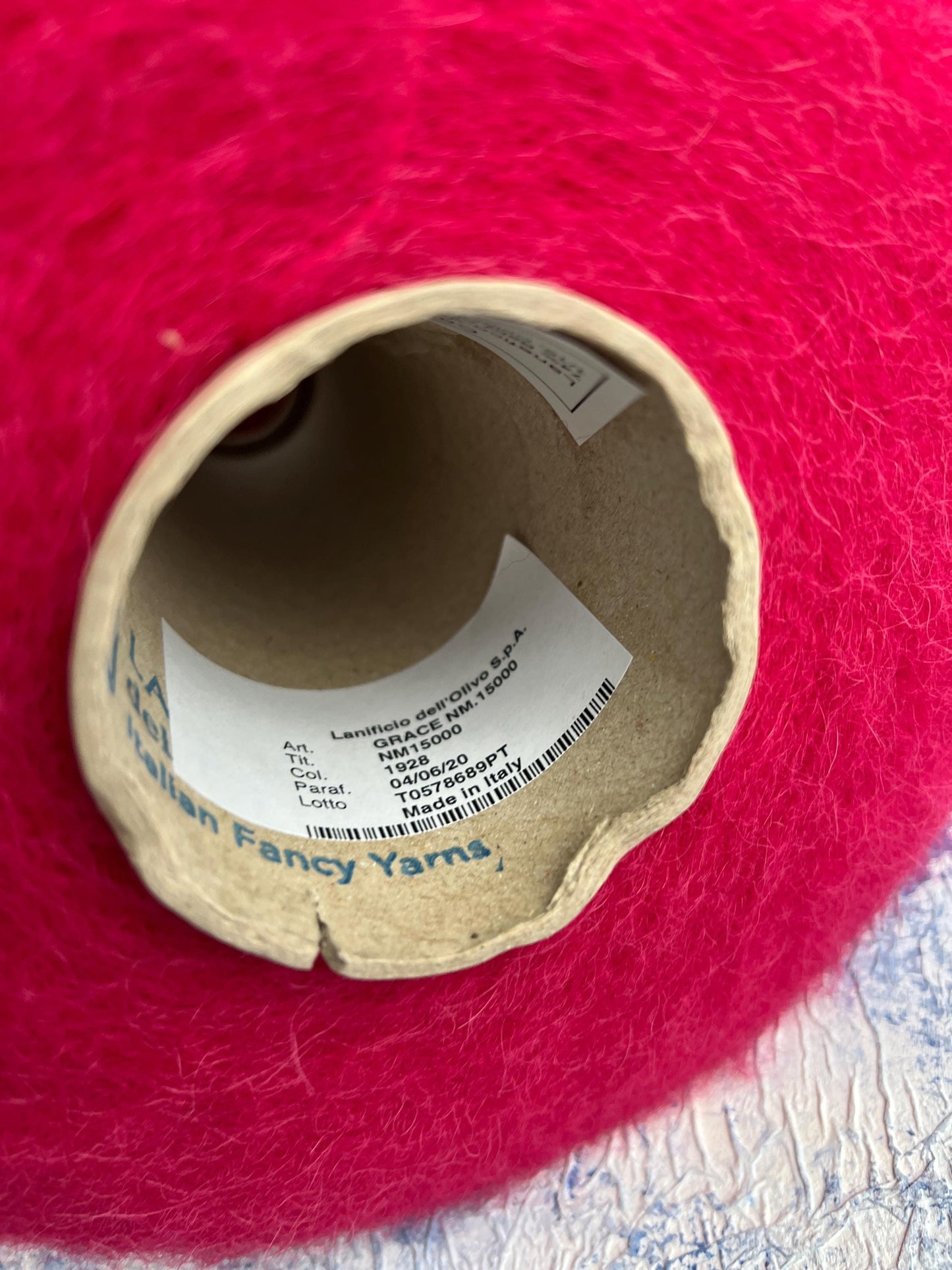 74% Baby Alpaca yarn, 26% PA yarn, Color Red. Per 100 gr