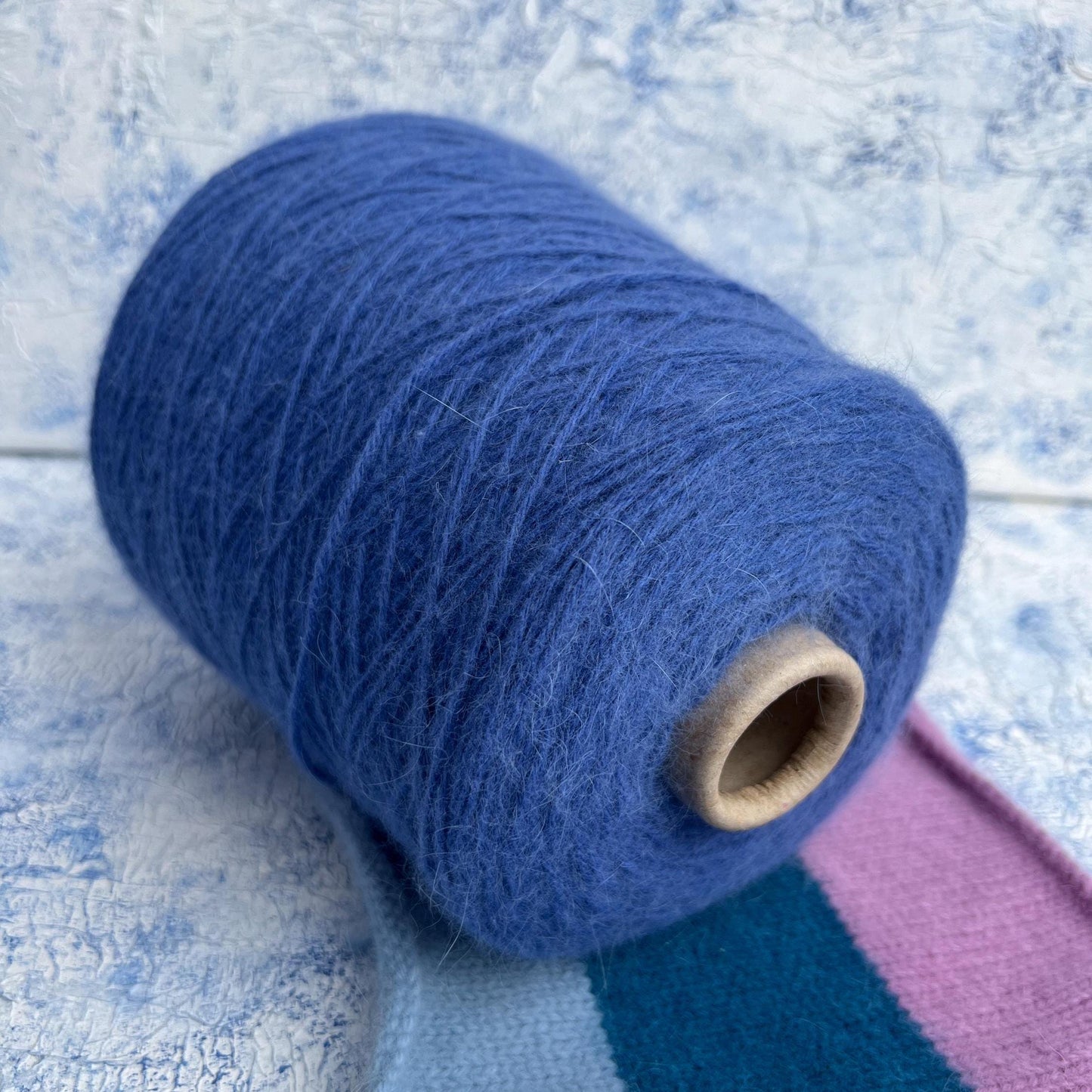 Merino wool yarn 55%, Angora yarn 35%, 10% PA. Blue. Per 100 gr