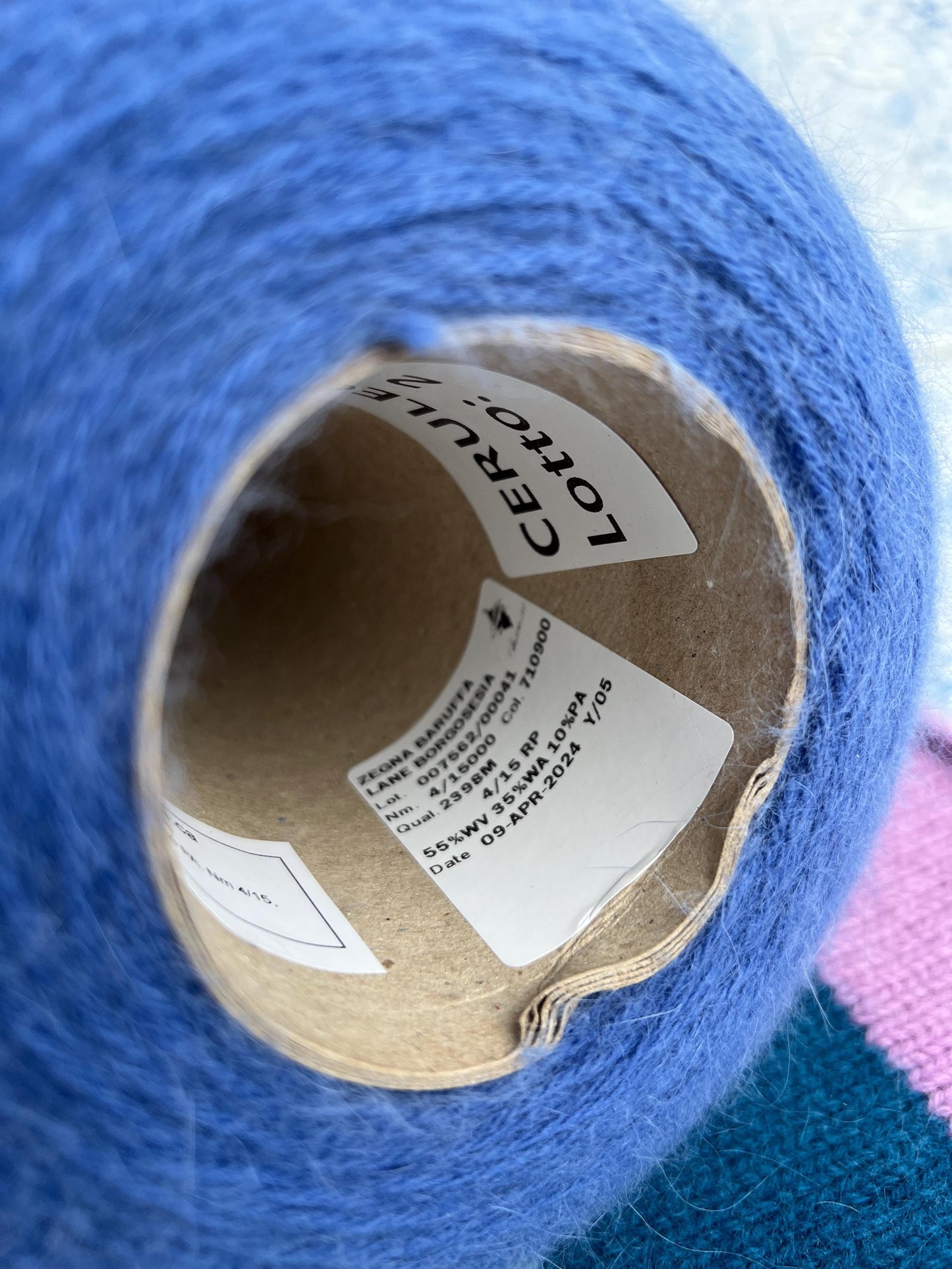 Merino wool yarn 55%, Angora yarn 35%, 10% PA. Blue. Per 100 gr