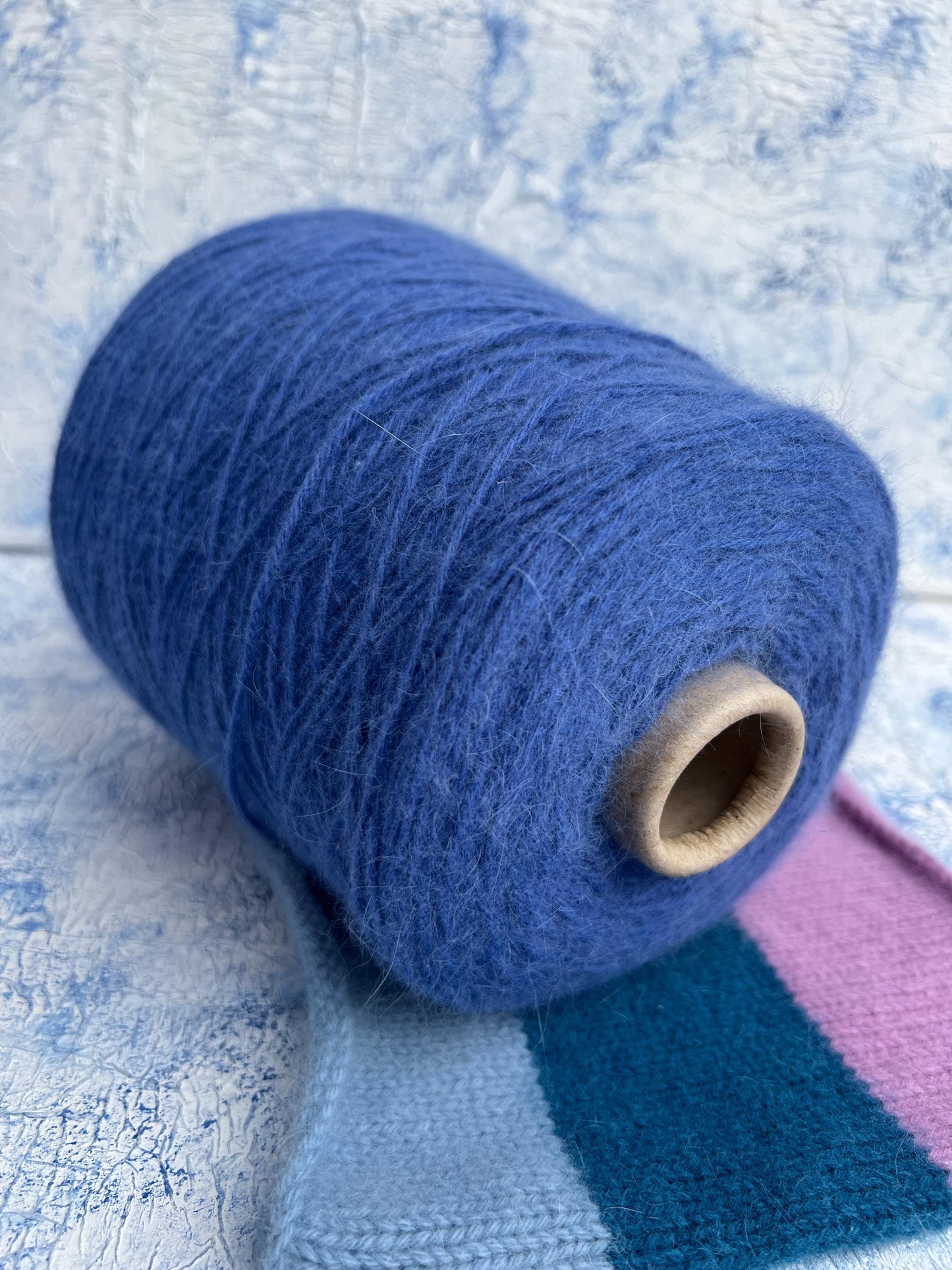 Merino wool yarn 55%, Angora yarn 35%, 10% PA. Blue. Per 100 gr