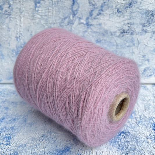 Merino yarn 55%, Angora yarn 35%, 10% PA. Pink. Per 100 gr
