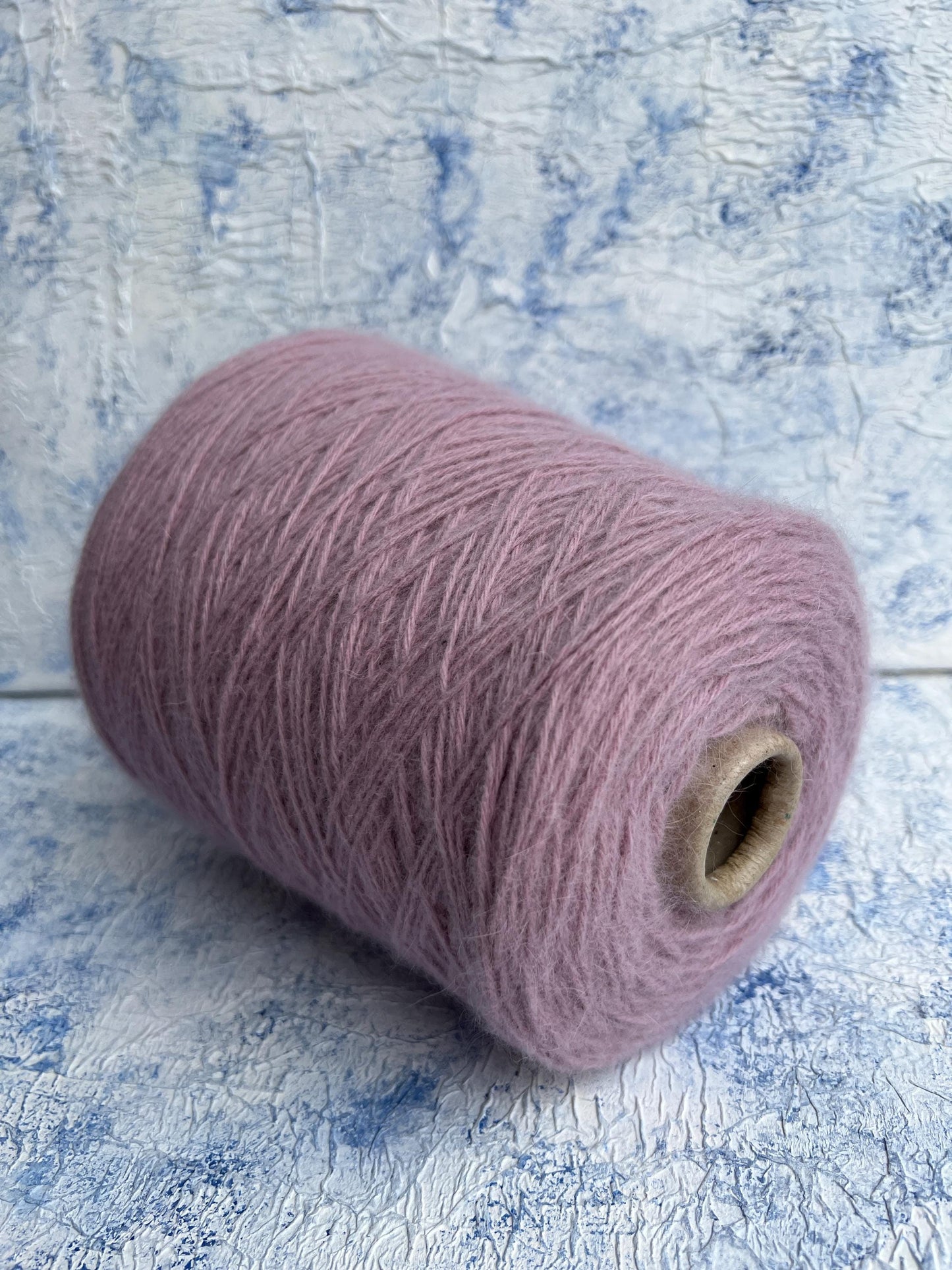 Merino yarn 55%, Angora yarn 35%, 10% PA. Pink. Per 100 gr