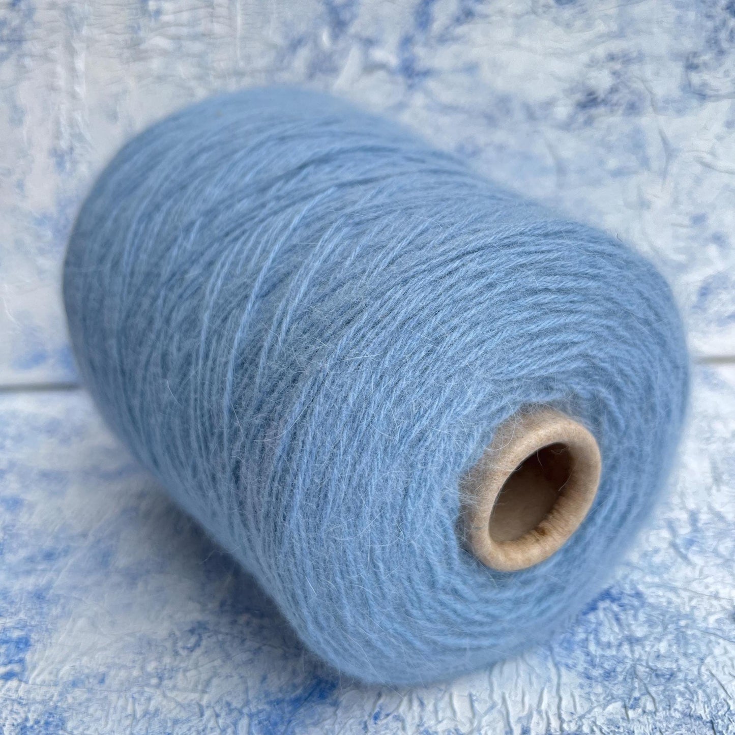 Merino yarn 55%, Angora yarn 35%, 10% PA. Light blue. Per 100 gr