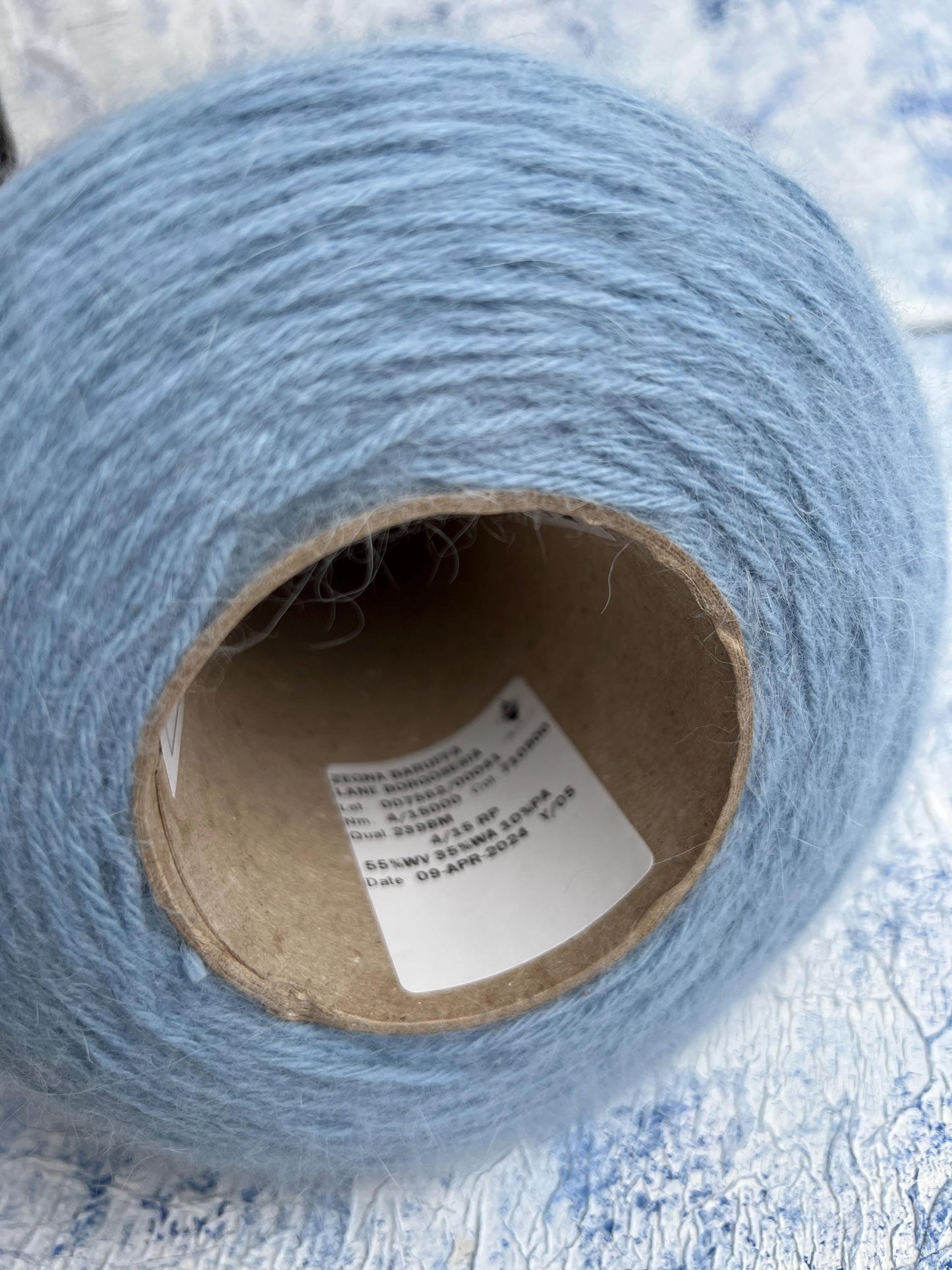 Merino yarn 55%, Angora yarn 35%, 10% PA. Light blue. Per 100 gr