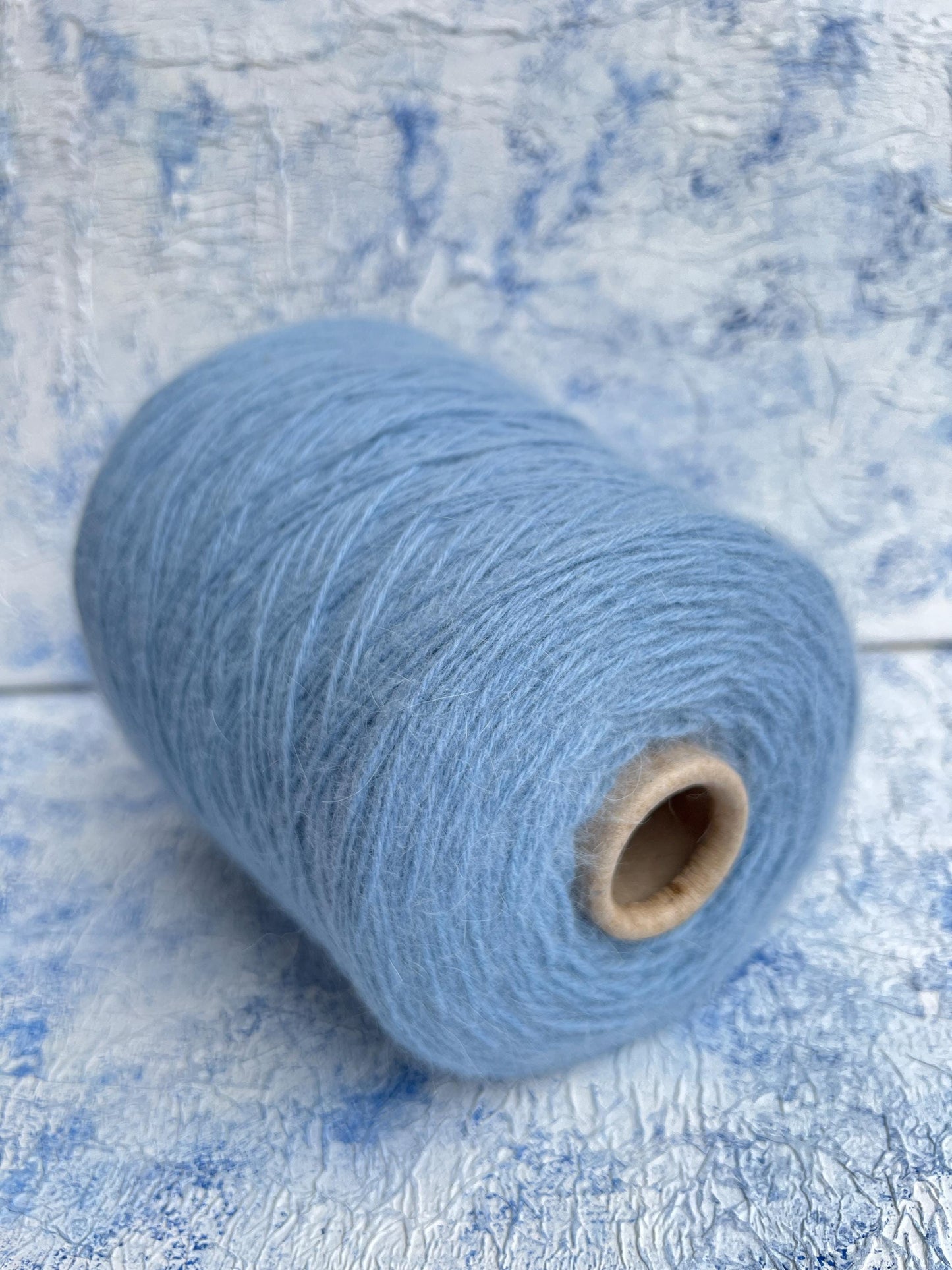 Merino yarn 55%, Angora yarn 35%, 10% PA. Light blue. Per 100 gr