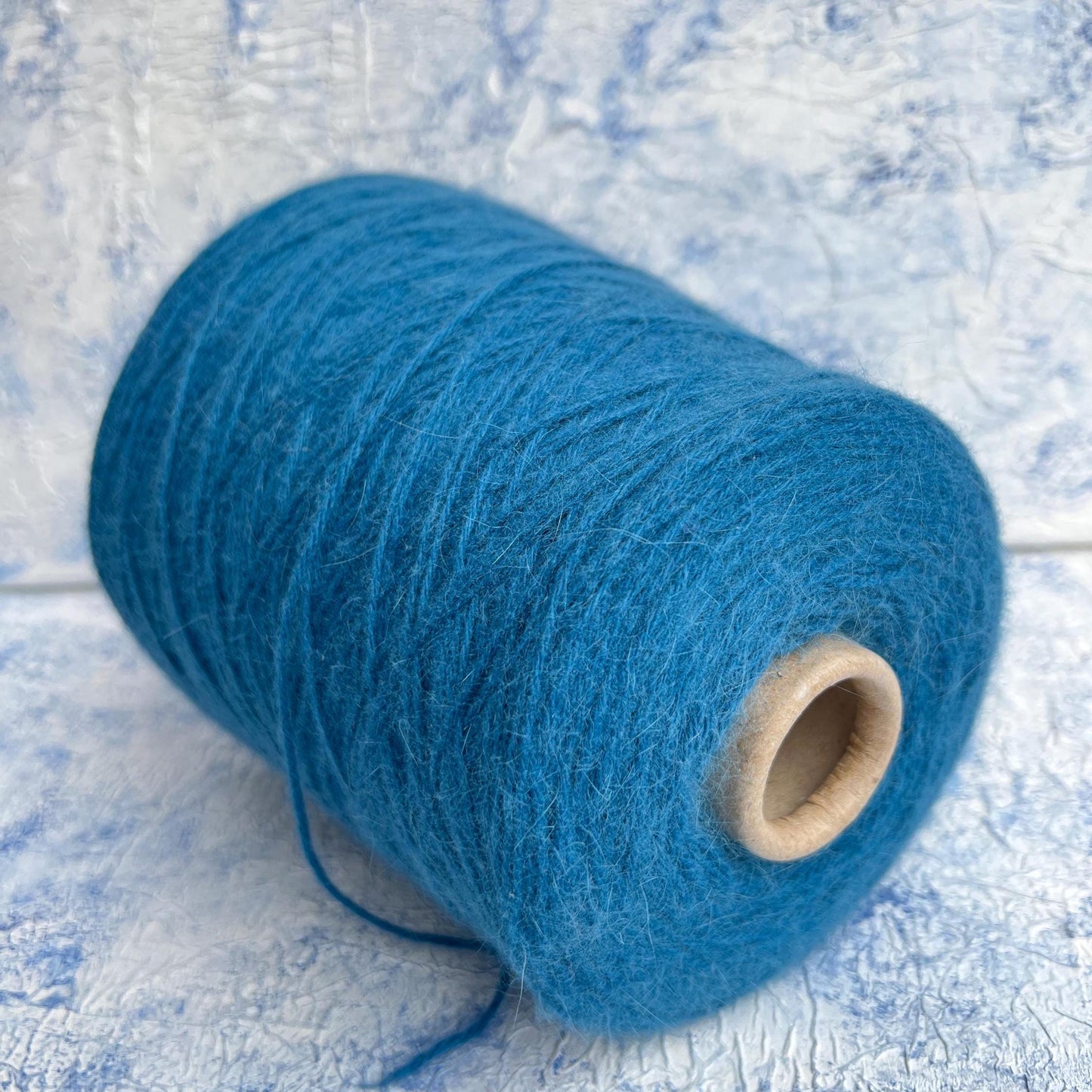 Merino yarn 55%, Angora yarn 35%, 10% PA. Cobalto (Blue). Per 100 gr