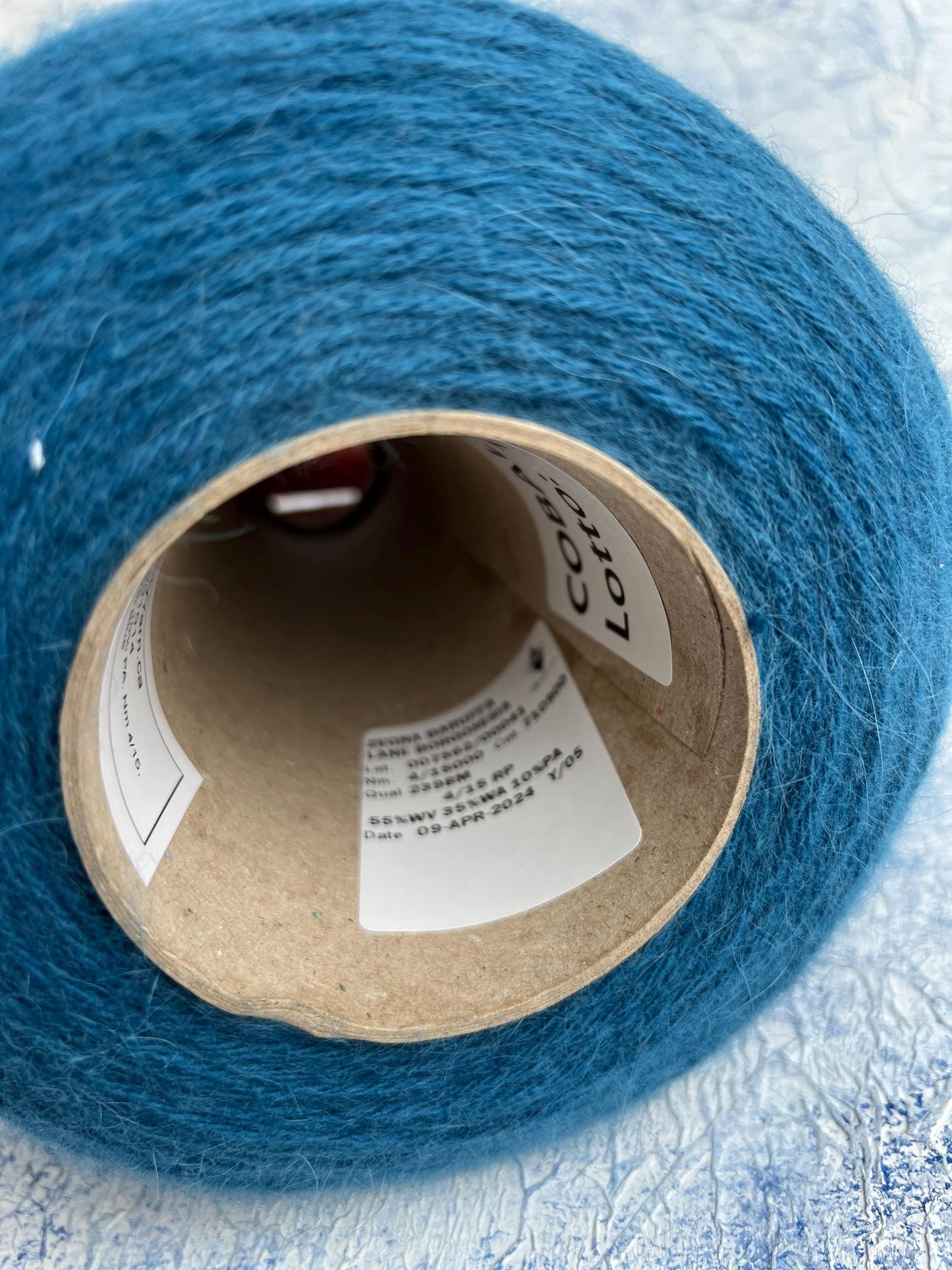 Merino yarn 55%, Angora yarn 35%, 10% PA. Cobalto (Blue). Per 100 gr