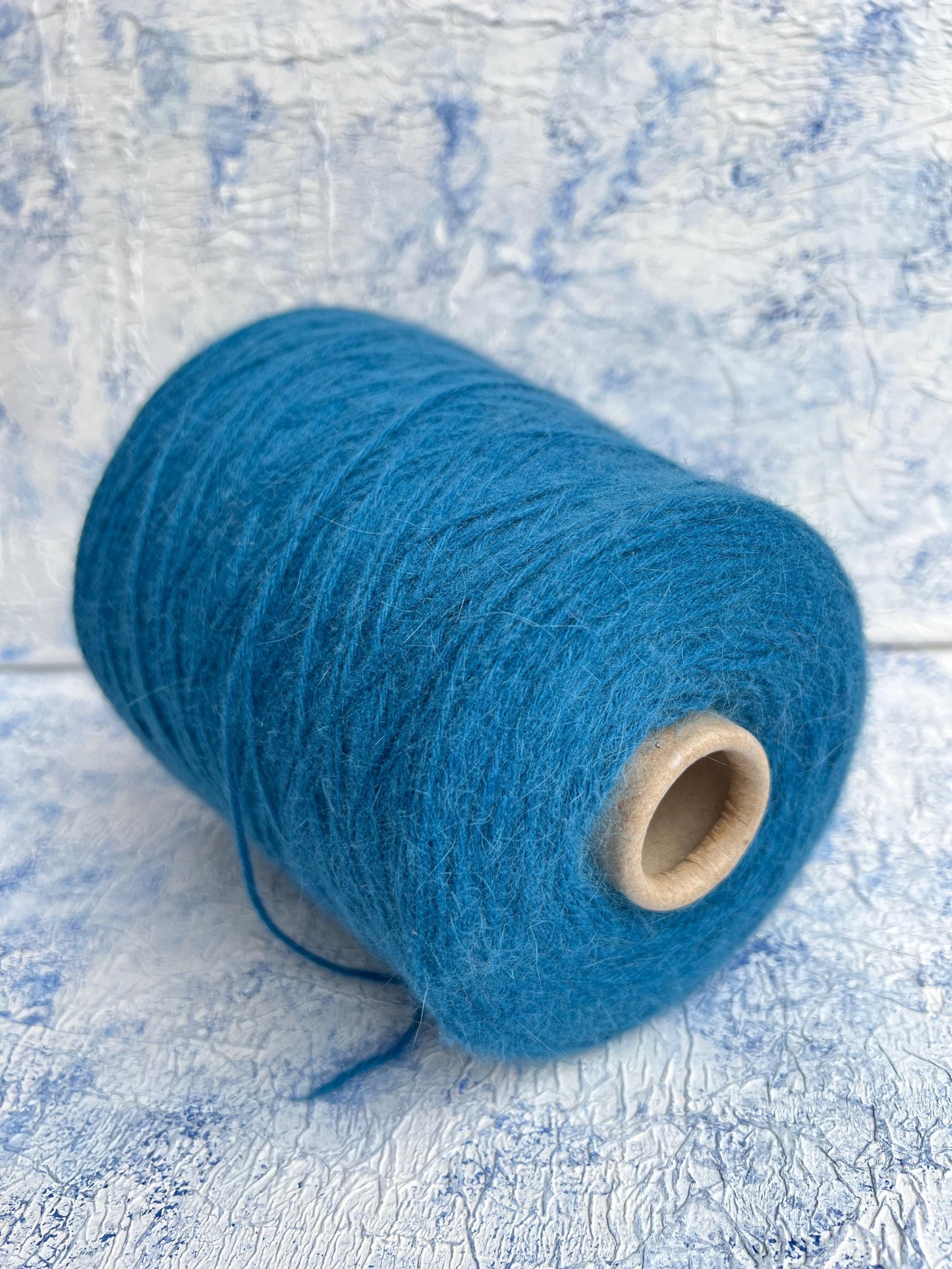 Merino yarn 55%, Angora yarn 35%, 10% PA. Cobalto (Blue). Per 100 gr