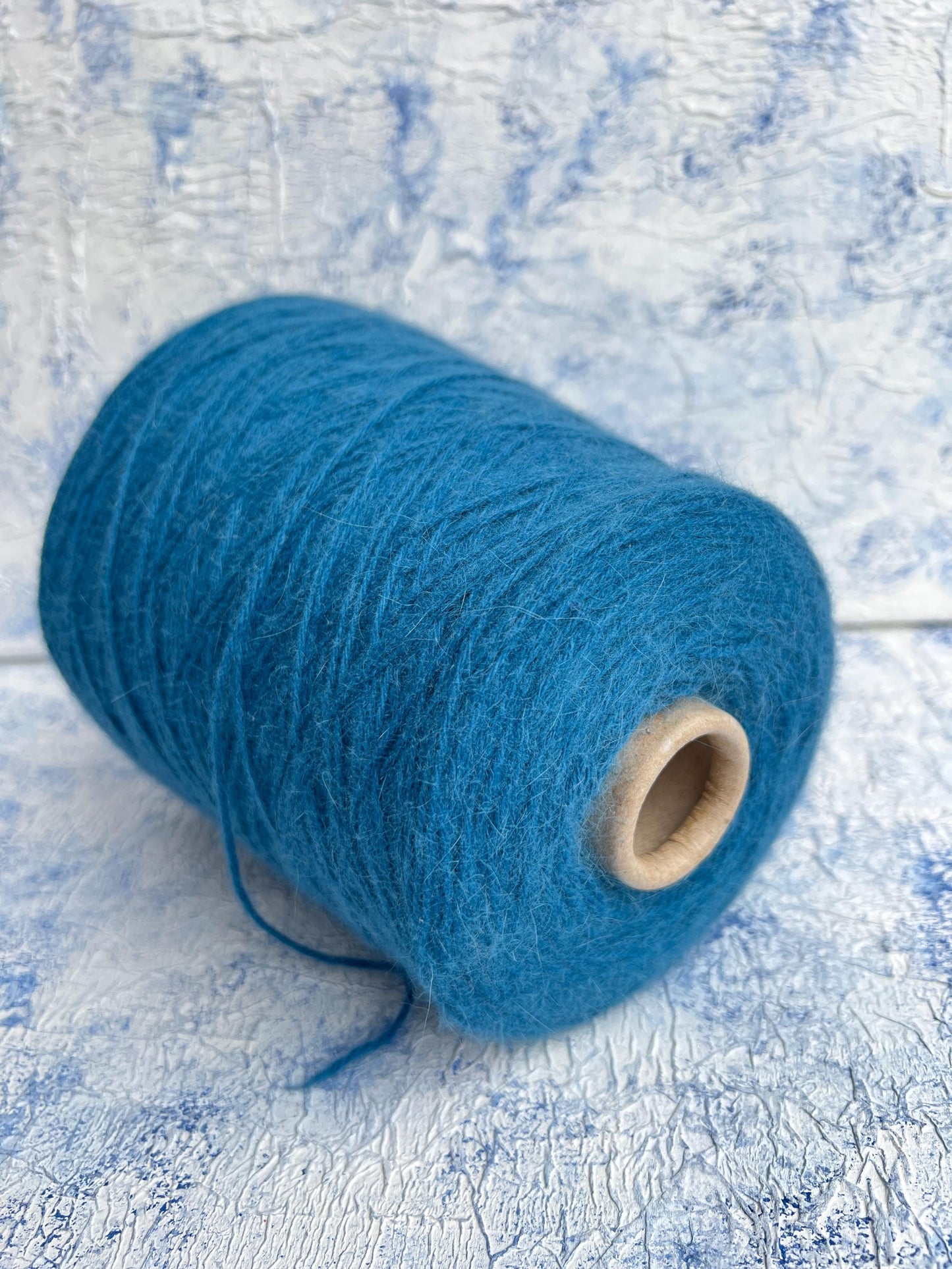 Merino yarn 55%, Angora yarn 35%, 10% PA. Cobalto (Blue). Per 100 gr
