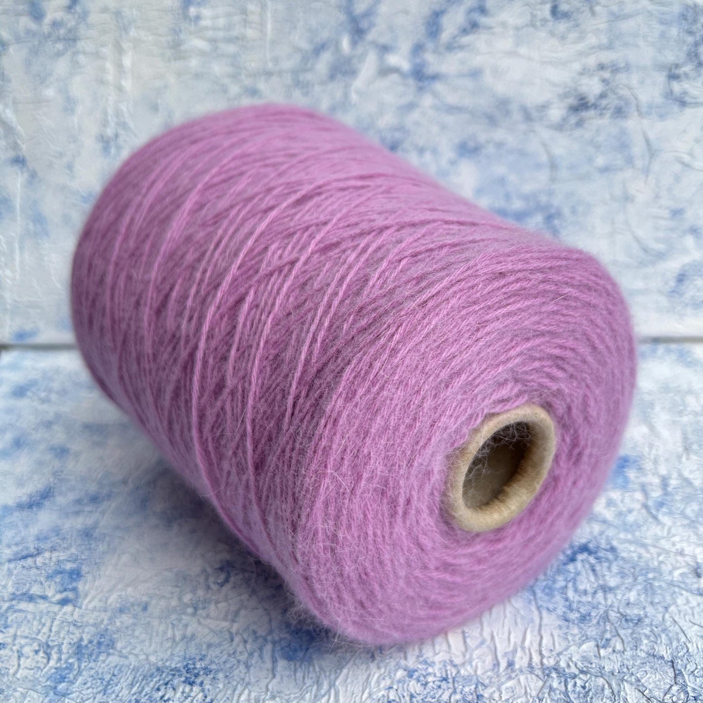Merino yarn 55%, Angora yarn 35%, 10% PA.Glicine. Per 100 gr