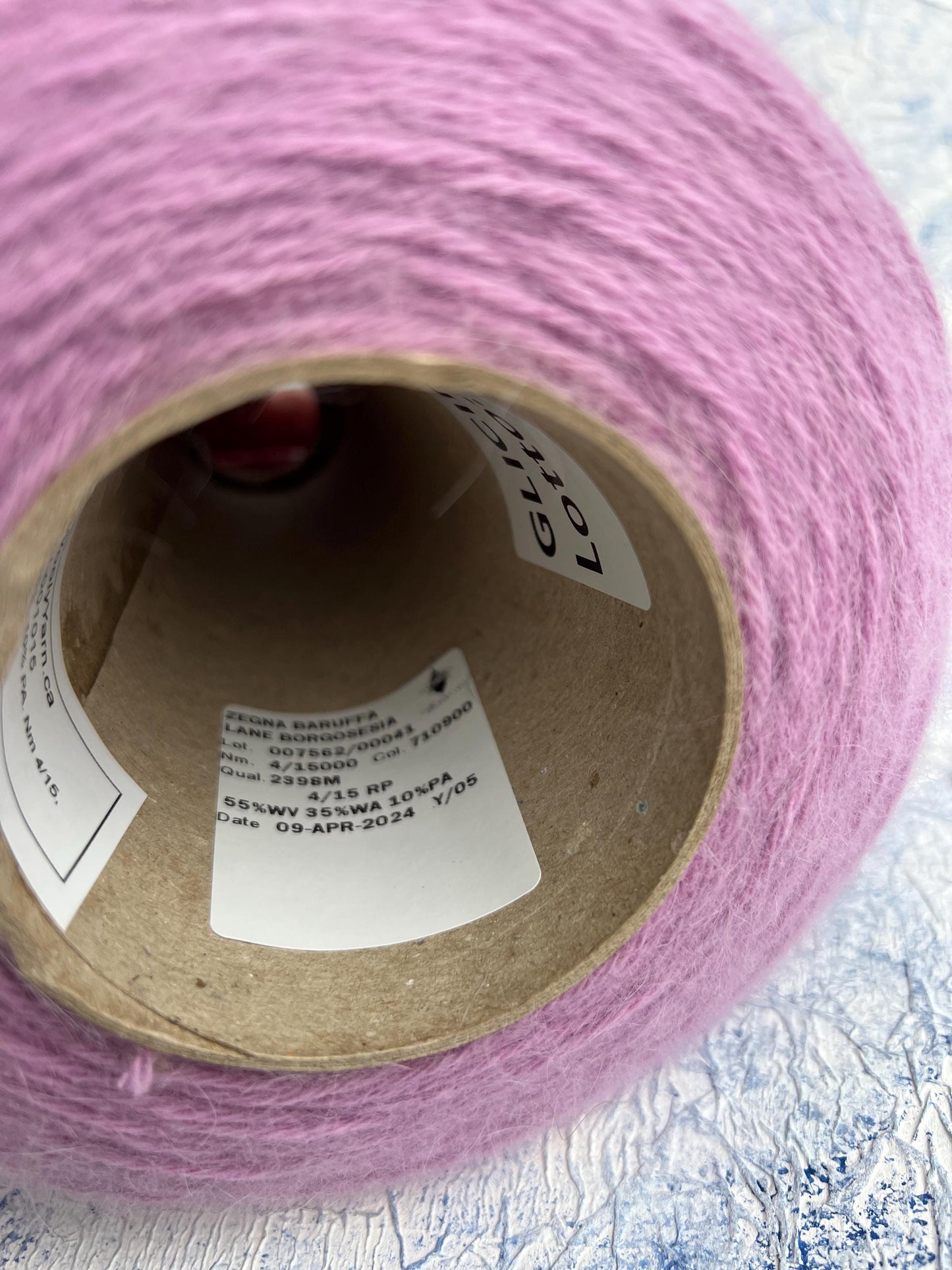 Merino yarn 55%, Angora yarn 35%, 10% PA.Glicine. Per 100 gr