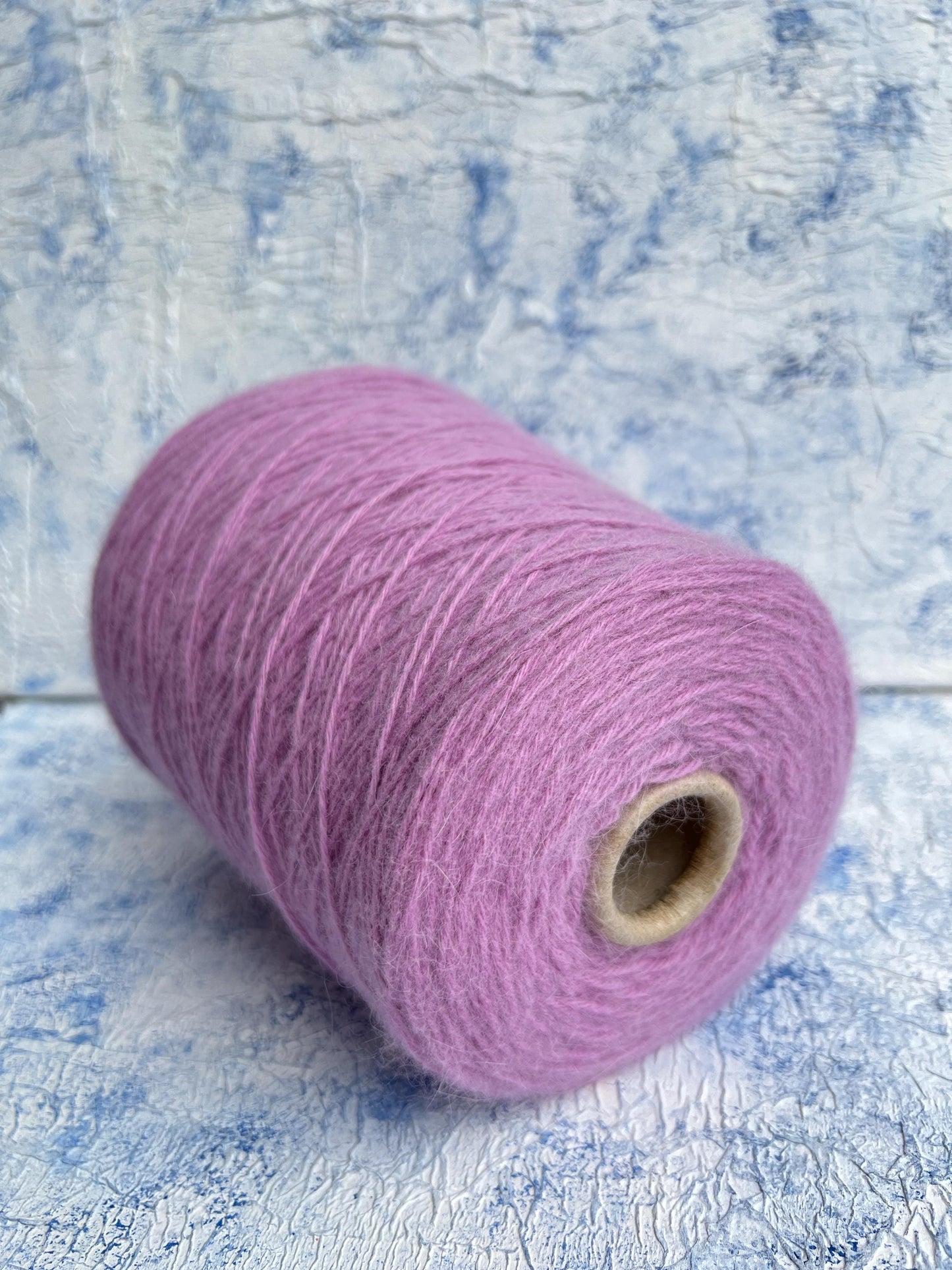 Merino yarn 55%, Angora yarn 35%, 10% PA.Glicine. Per 100 gr
