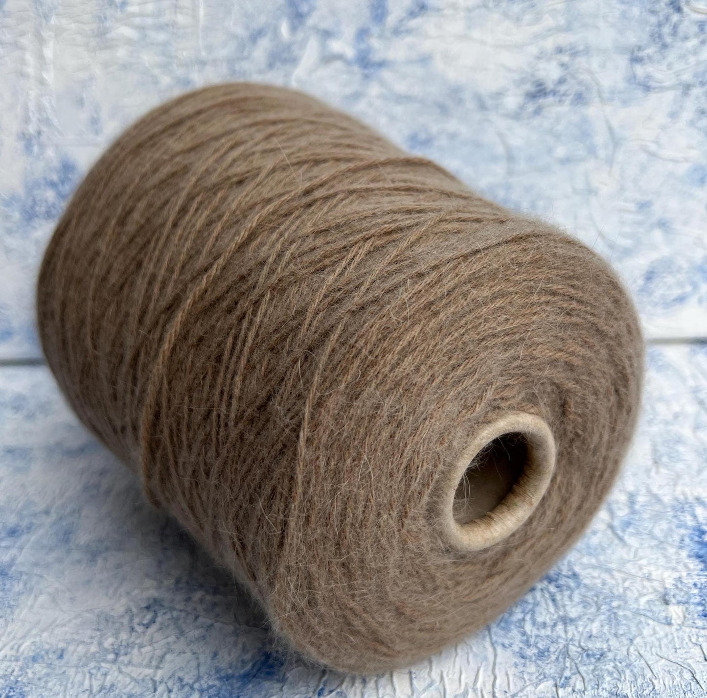 Merino yarn 55%, Angora yarn 35%, 10% PA. Beige. Per 100 gr