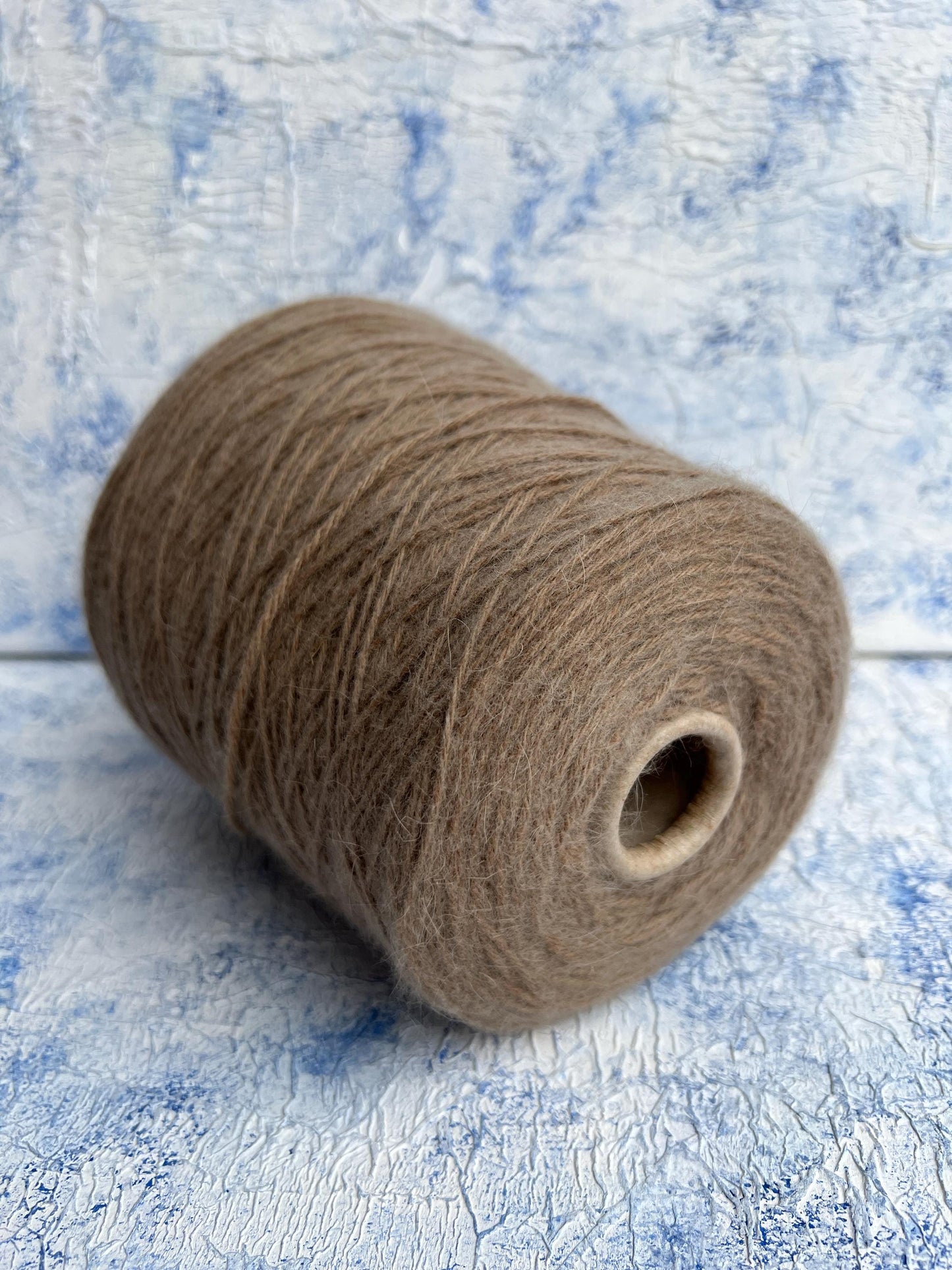 Merino yarn 55%, Angora yarn 35%, 10% PA. Beige. Per 100 gr