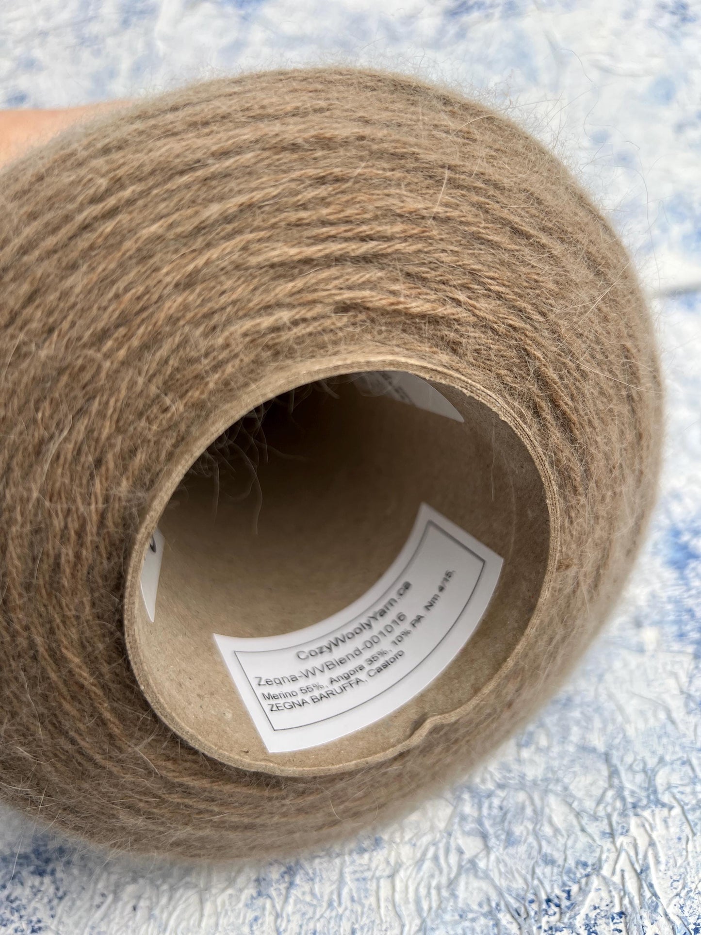 Merino yarn 55%, Angora yarn 35%, 10% PA. Beige. Per 100 gr