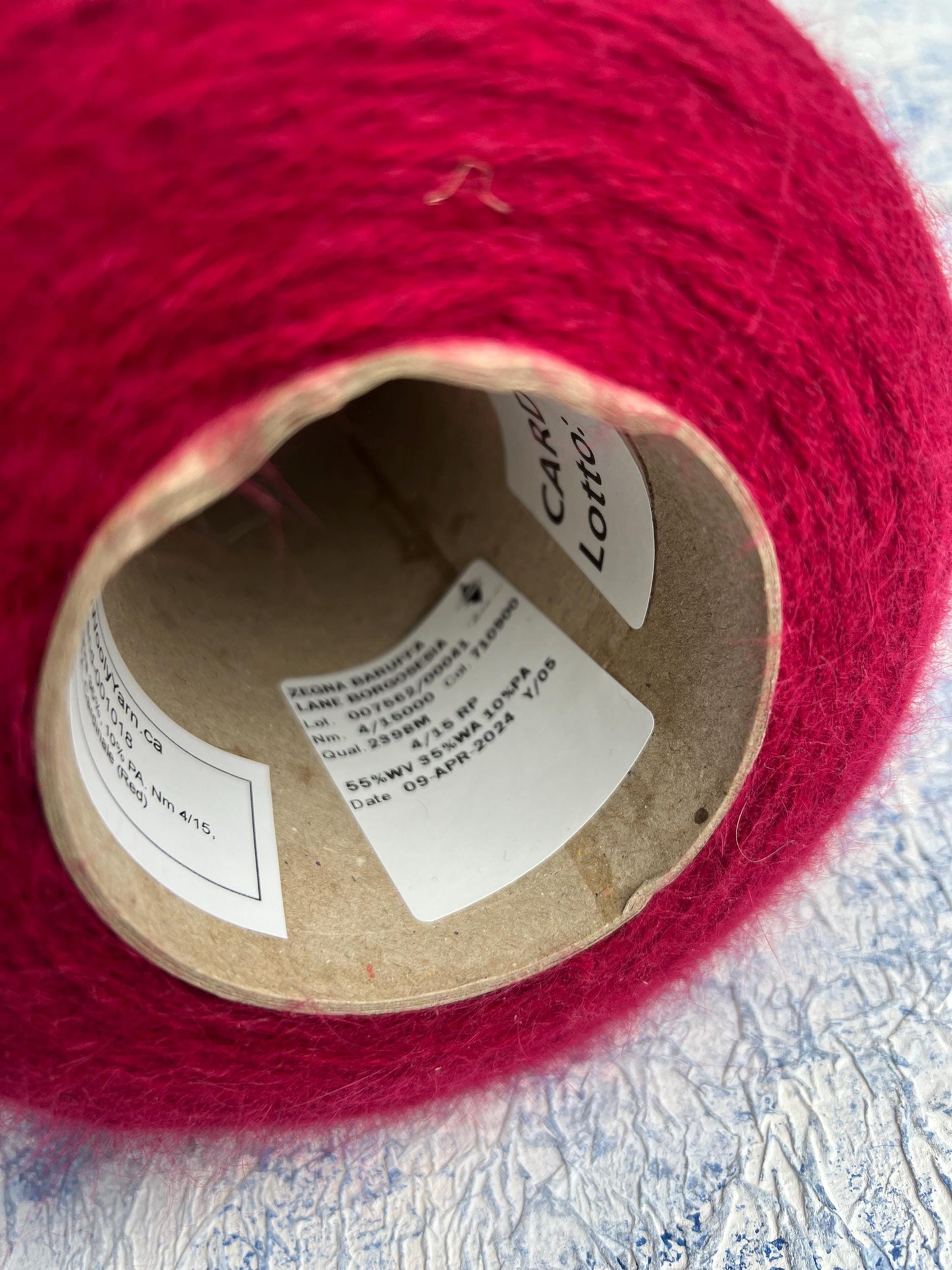 Merino yarn 55%, Angora yarn 35%, 10% PA. Cardinale (Red). Per 100 gr