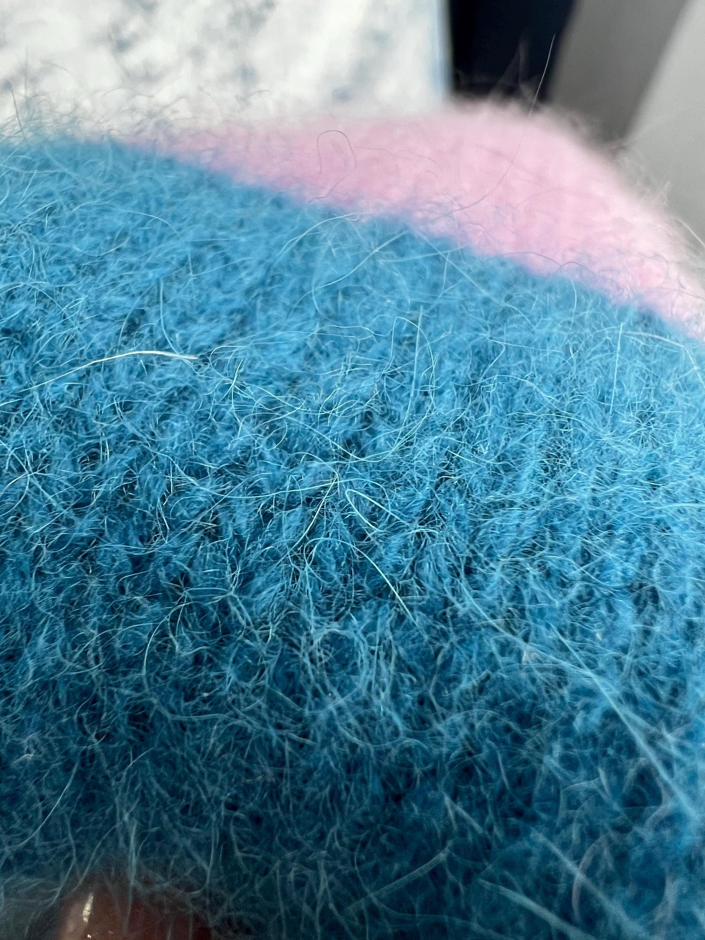 Merino yarn 55%, Angora yarn 35%, 10% PA. Cardinale (Red). Per 100 gr