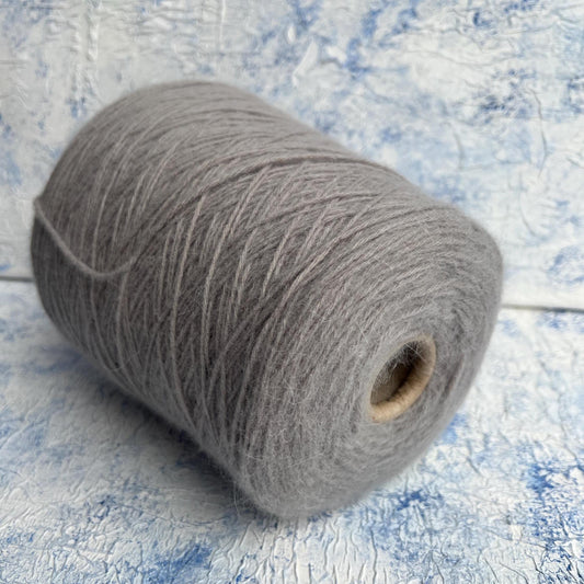Merino yarn 55%, Angora yarn 35%, 10% PA. Cemento (Gray). Per 100 gr