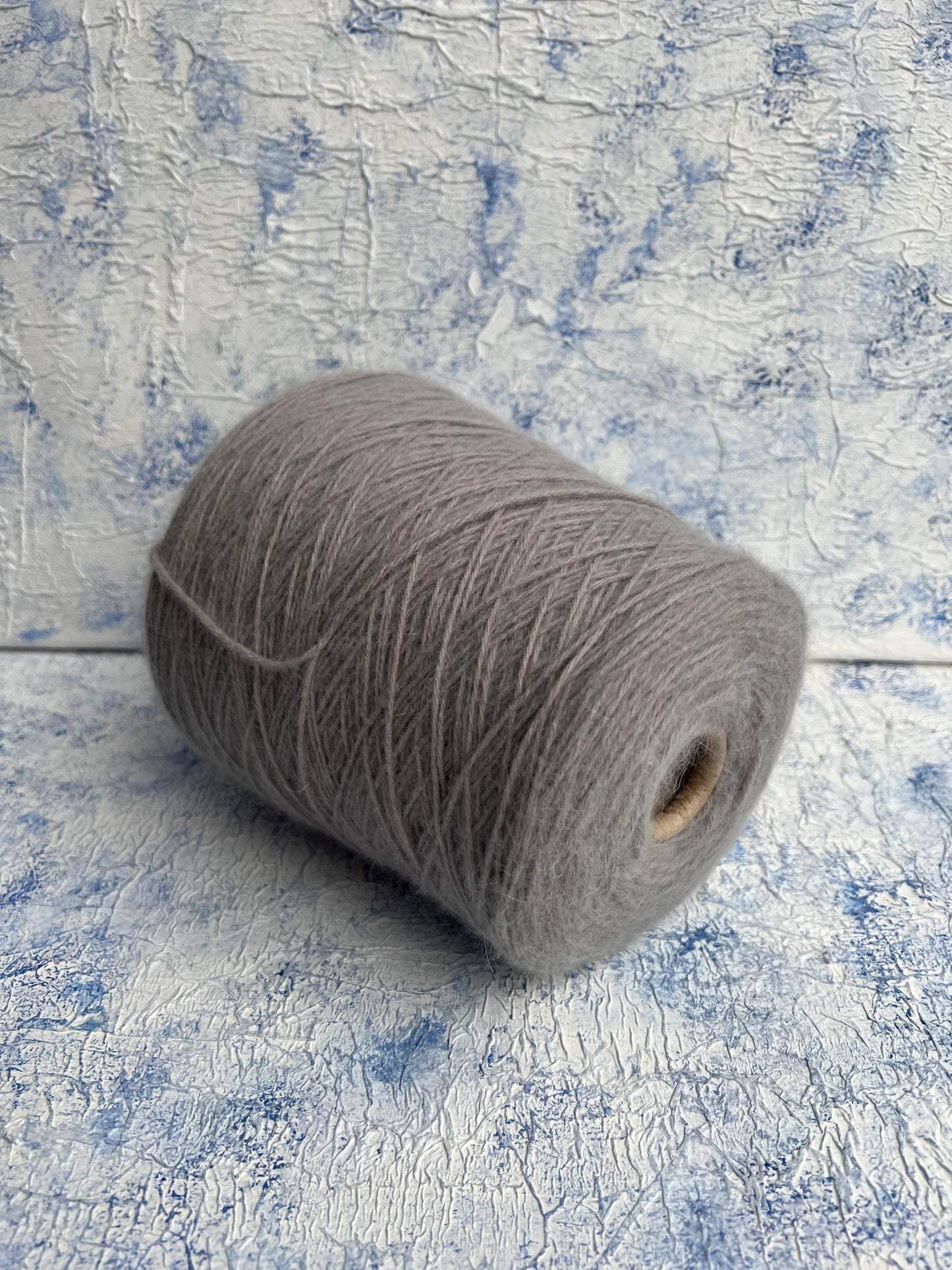 Merino yarn 55%, Angora yarn 35%, 10% PA. Cemento (Gray). Per 100 gr