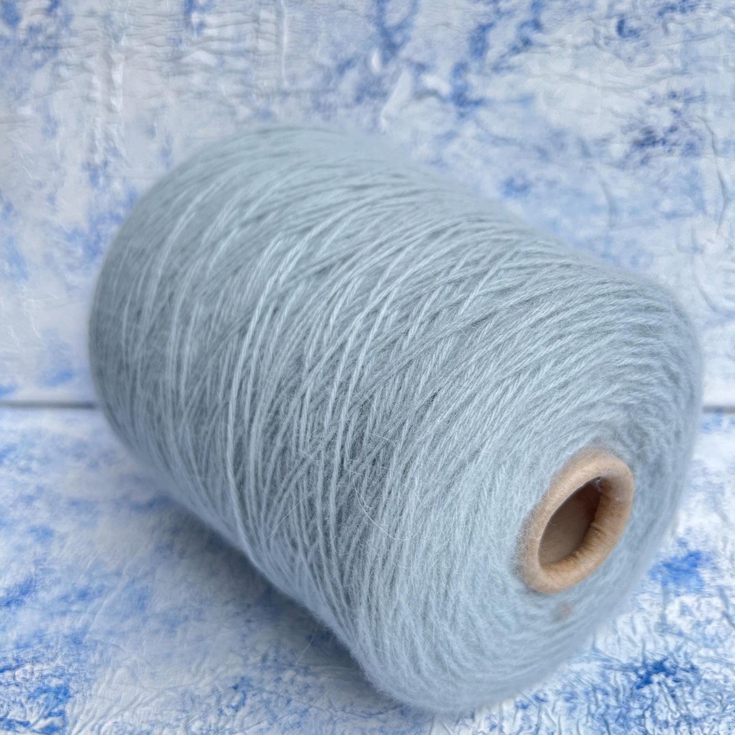 Merino yarn 55%, Angora yarn 35%, 10% PA. Cielo (Sky Blue). Per 100 gr