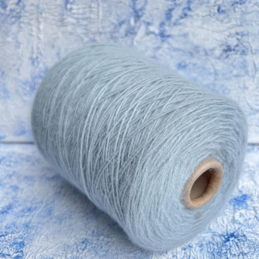 Merino yarn 55%, Angora yarn 35%, 10% PA. Cielo (Sky Blue). Per 100 gr
