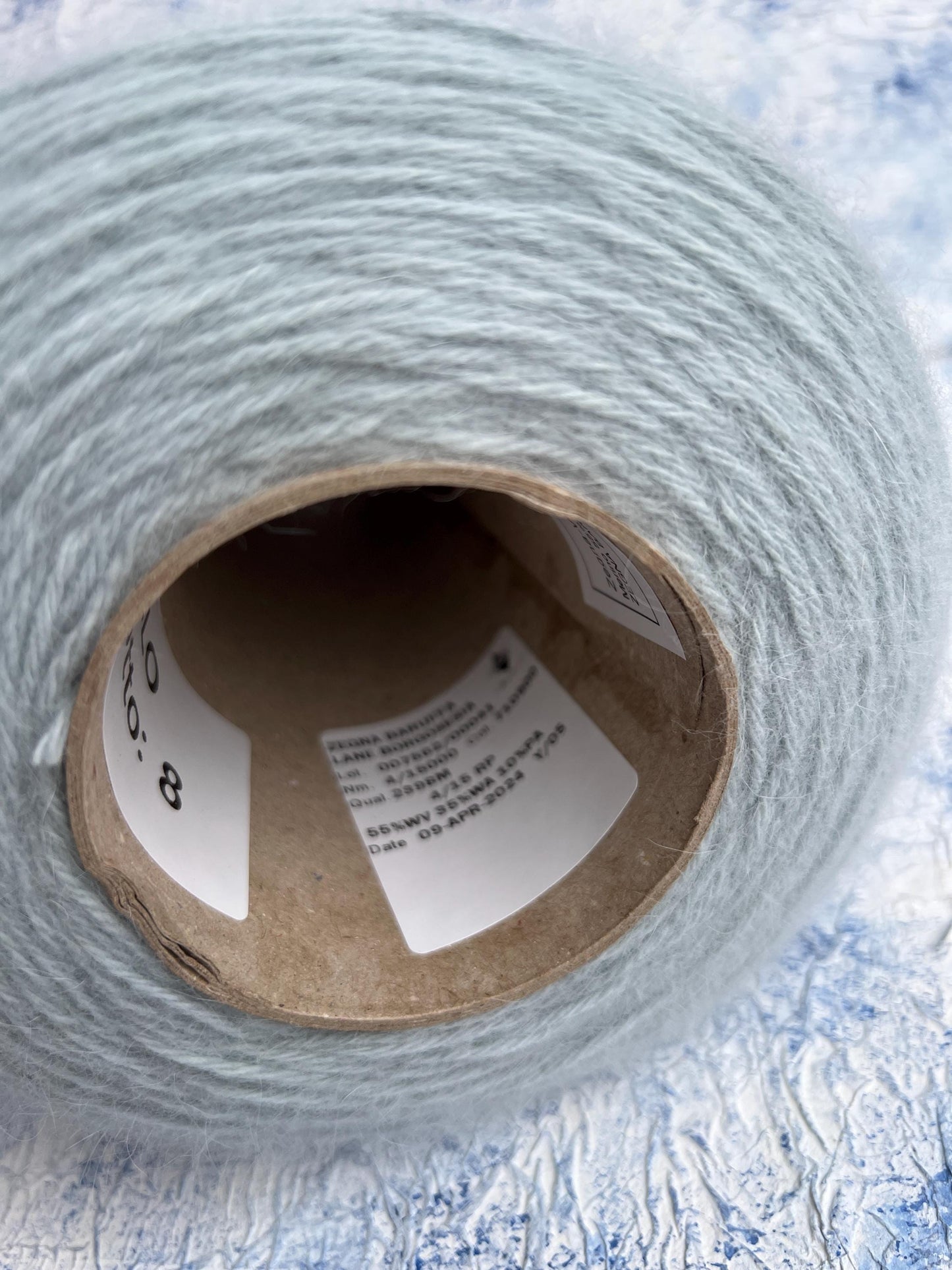 Merino yarn 55%, Angora yarn 35%, 10% PA. Cielo (Sky Blue). Per 100 gr