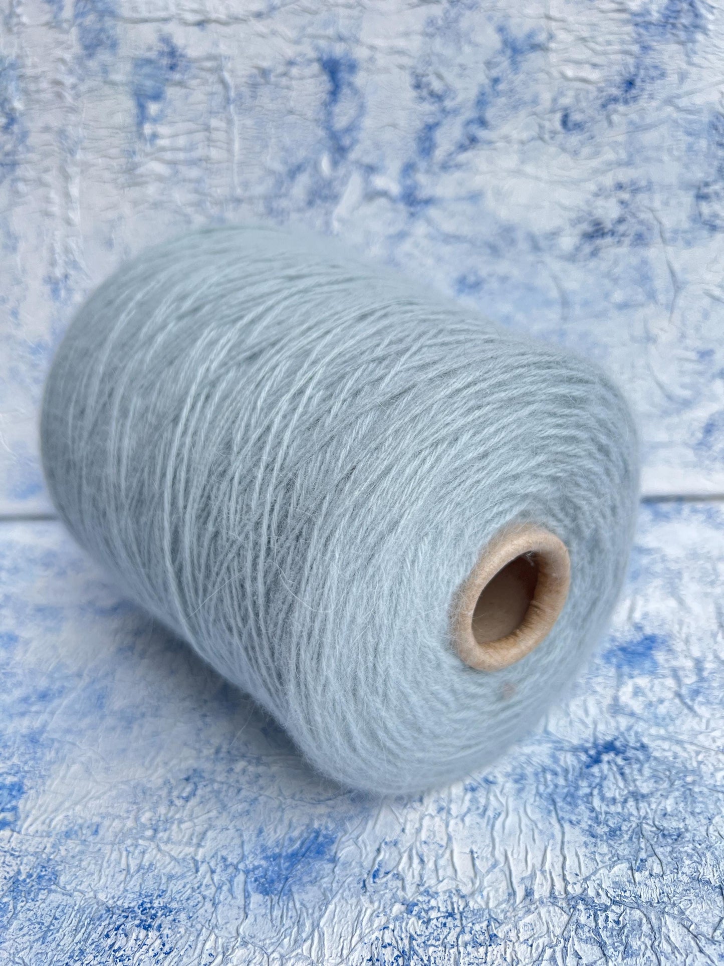 Merino yarn 55%, Angora yarn 35%, 10% PA. Cielo (Sky Blue). Per 100 gr