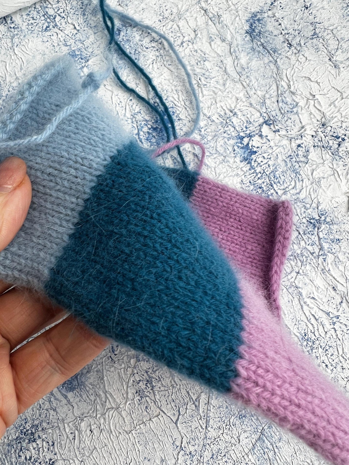 Merino yarn 55%, Angora yarn 35%, 10% PA. Cielo (Sky Blue). Per 100 gr