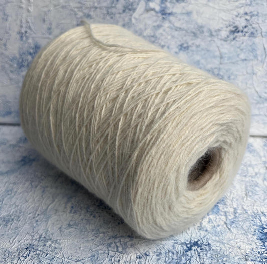 Merino yarn 55%, Angora yarn 35%, 10% PA. White. Per 100 gr