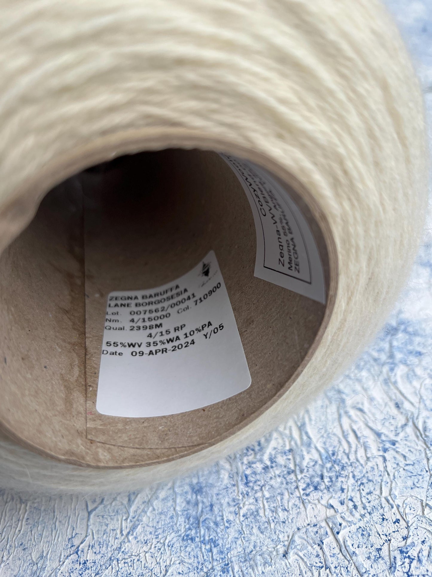 Merino yarn 55%, Angora yarn 35%, 10% PA. White. Per 100 gr
