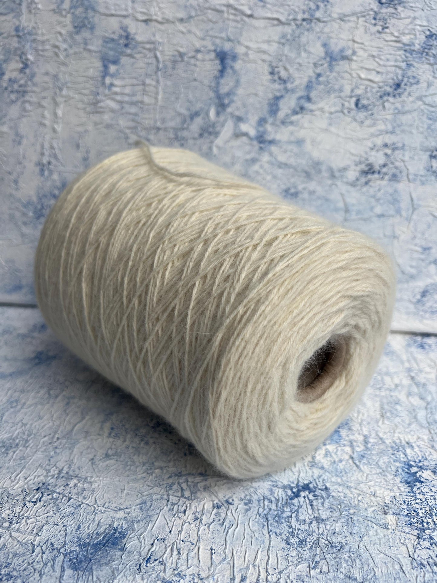 Merino yarn 55%, Angora yarn 35%, 10% PA. White. Per 100 gr