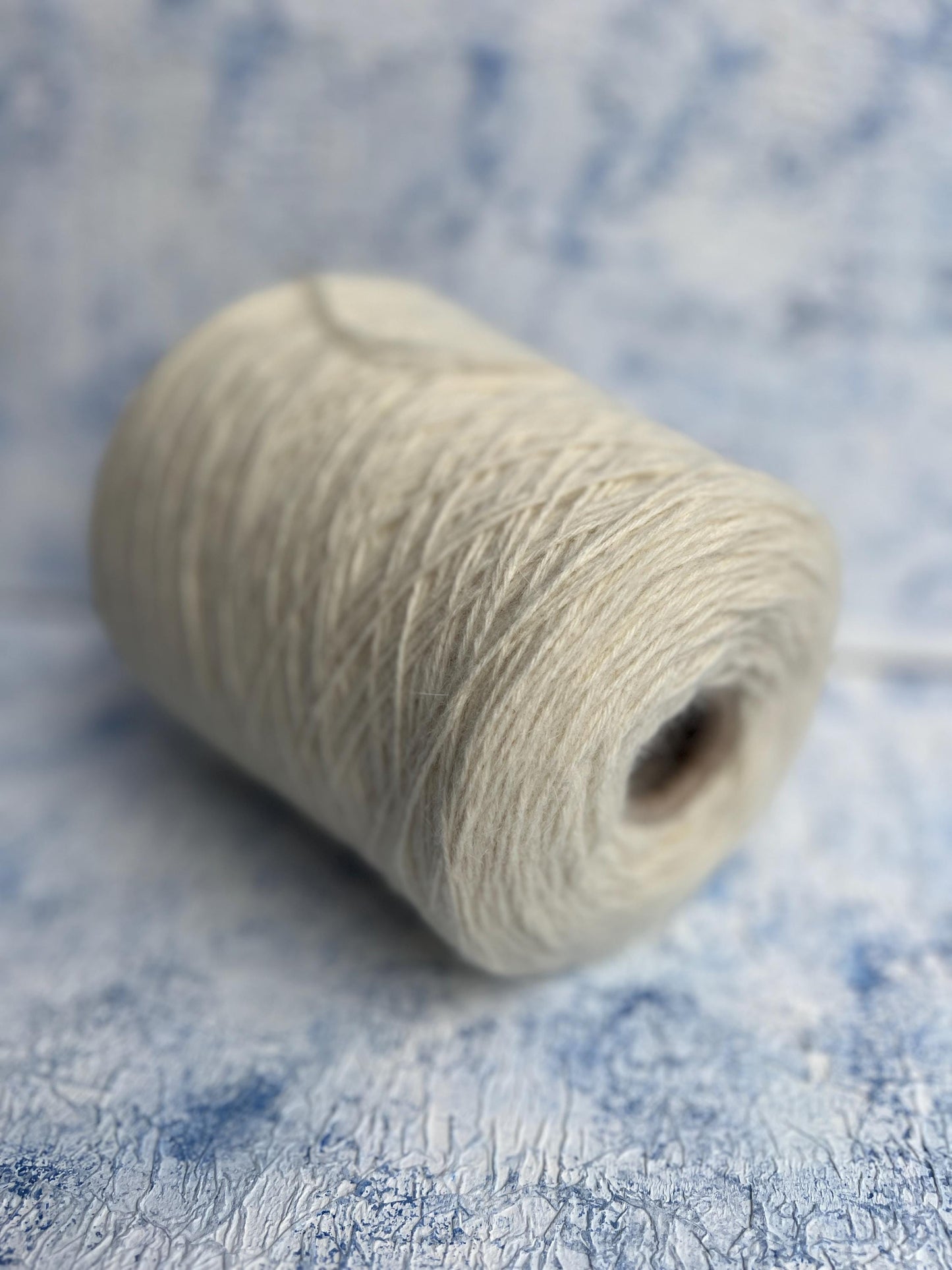Merino yarn 55%, Angora yarn 35%, 10% PA. White. Per 100 gr