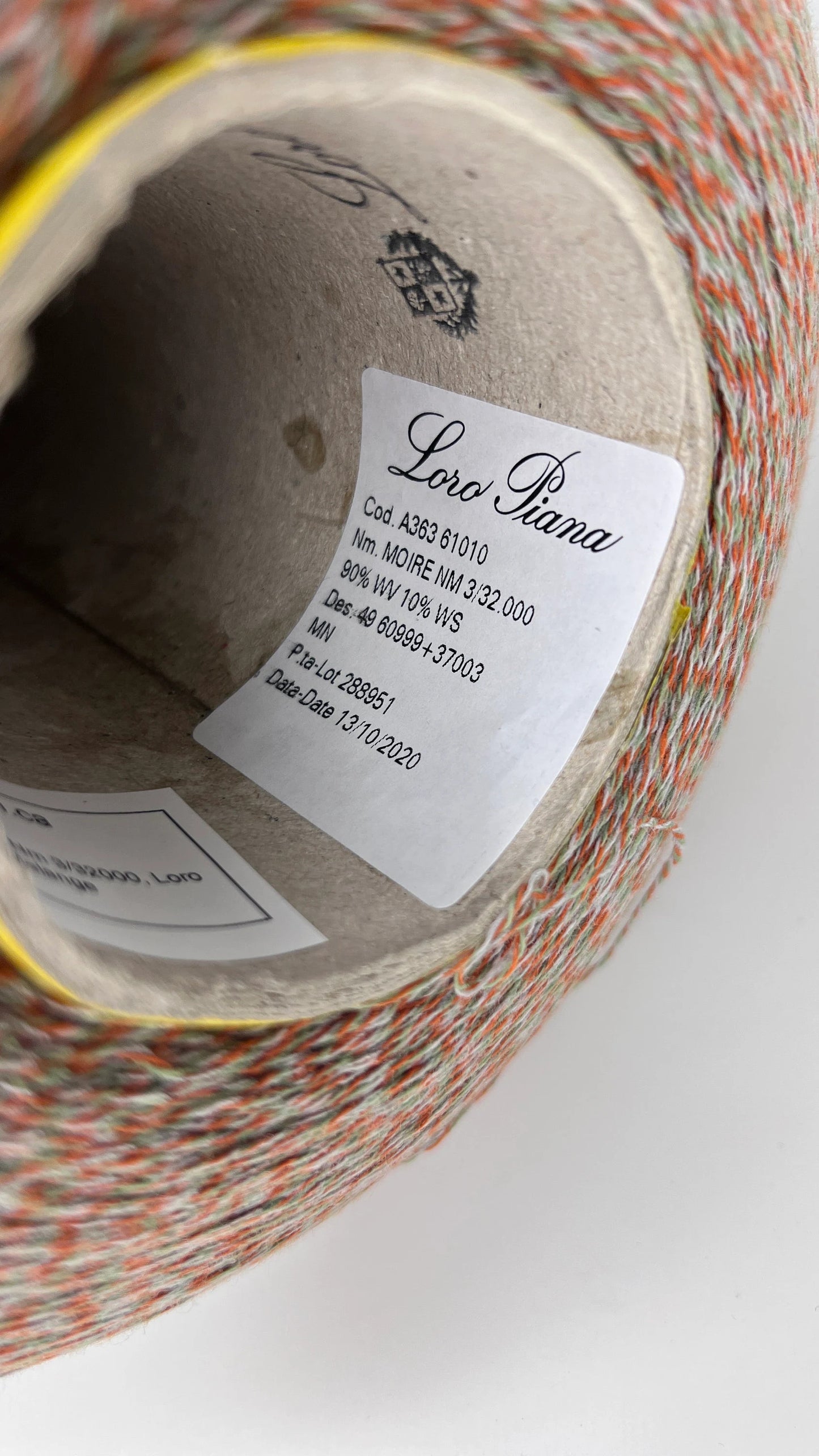 Experience Pure Joy with our Italian Soft Wool Cashmere Yarn - Ideal for Weaving, Knitting, and Crocheting Creations! Loro Piana, art. MOIRE. Fibre: 90% Merino Wool Yarn 10% Cashmere yarn. Yarn Color: Melange (orange). Introducing our luxurious soft wool cashmere blend yarn avalaible in our Yarn Store!