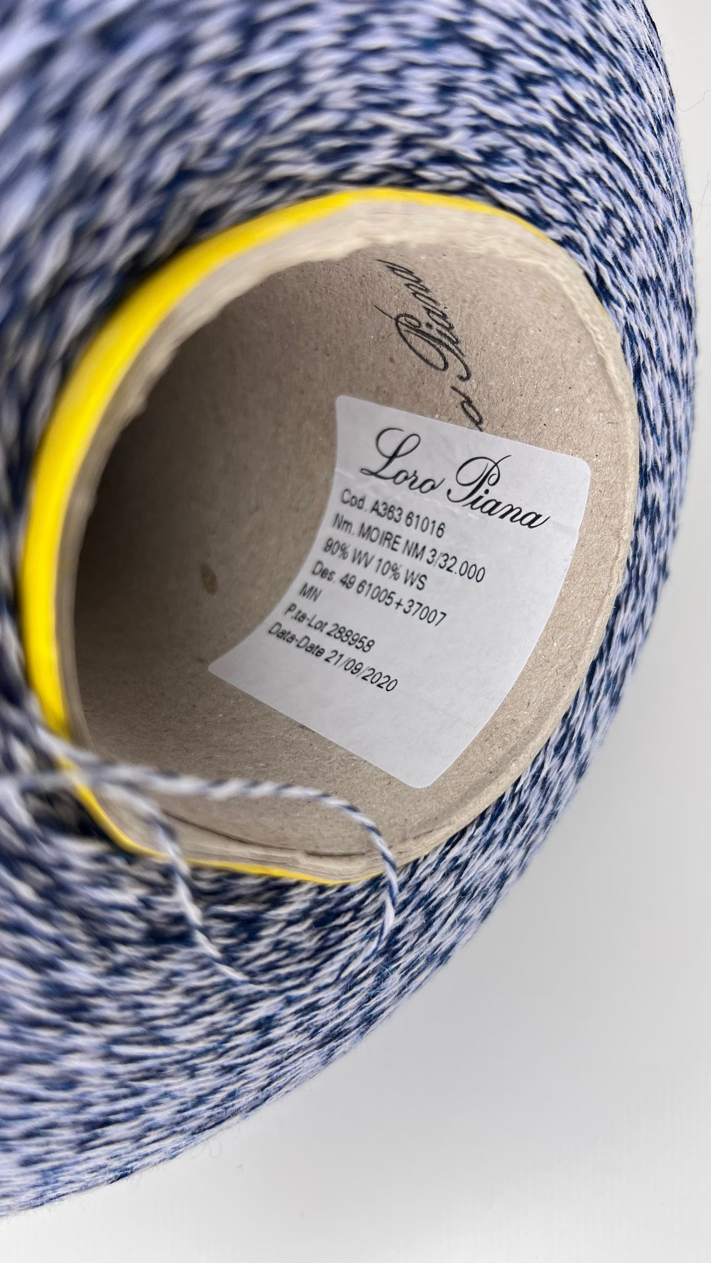 Experience Pure Joy with Soft Wool Cashmere Yarn - Ideal for Weaving, Knitting, and Crocheting Creations! Loro Piana art. MOIRE. Fibre: 90% Merino wool yarn, 10% Cashmere yarn. Yarn Color: white&blue Melange. You can buy this yarn in our yarn store in Canada